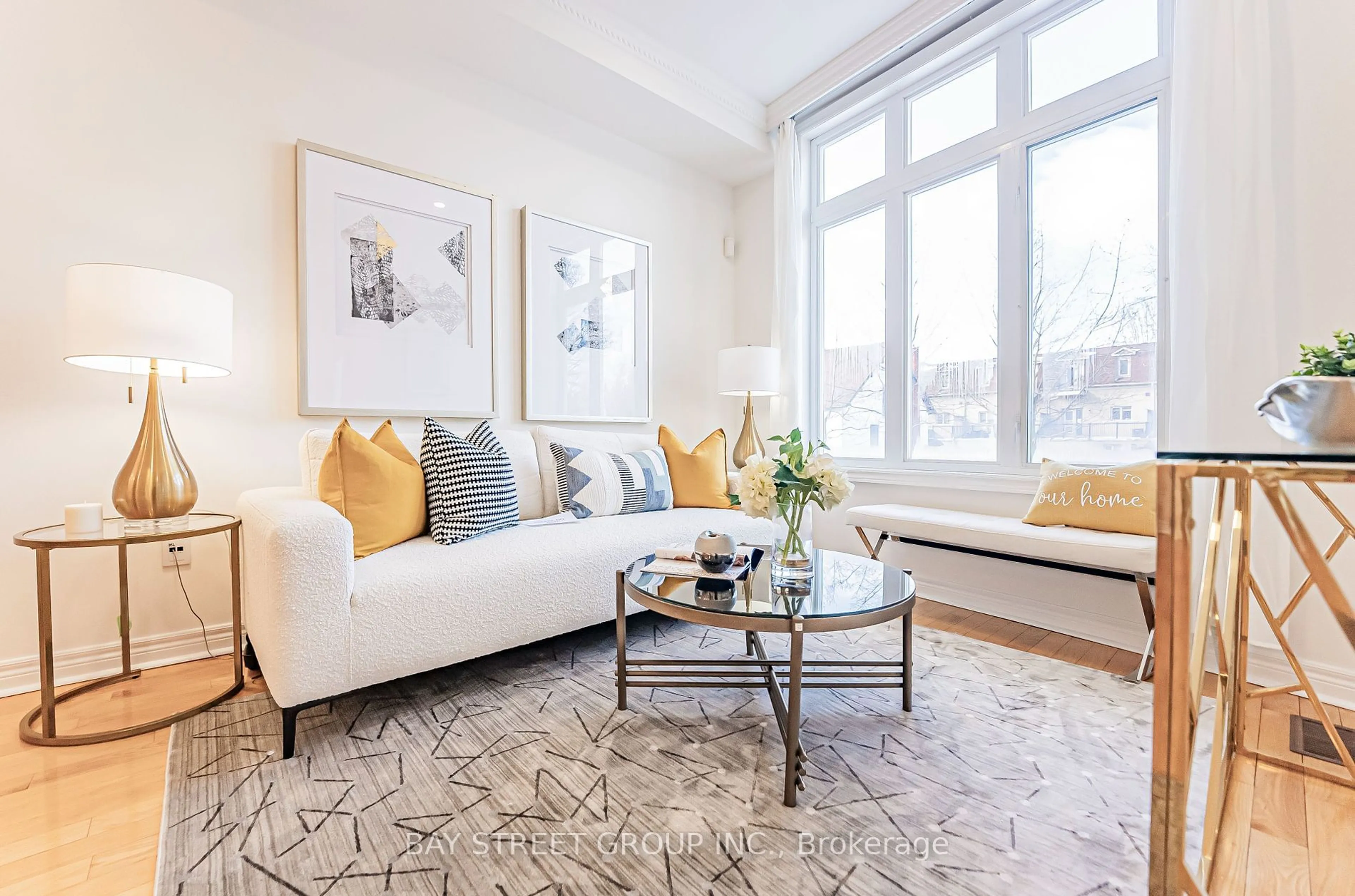 Living room with furniture, carpet floor for 19 English Garden Way, Toronto Ontario M2M 4M4