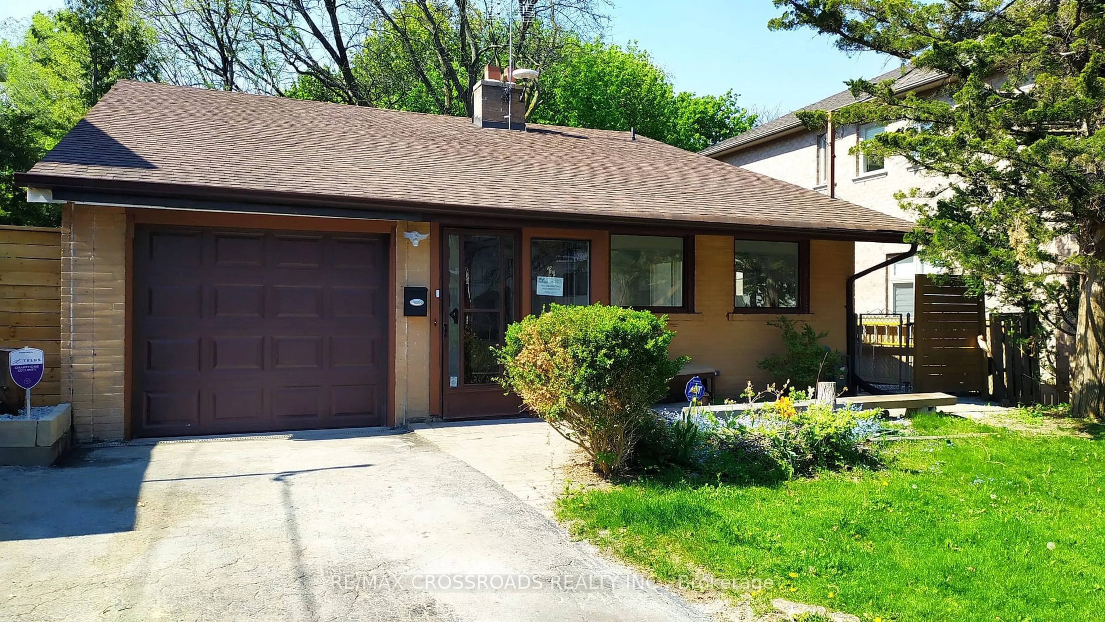 Home with vinyl exterior material, street for 206 Northwood Dr, Toronto Ontario M2M 2K4