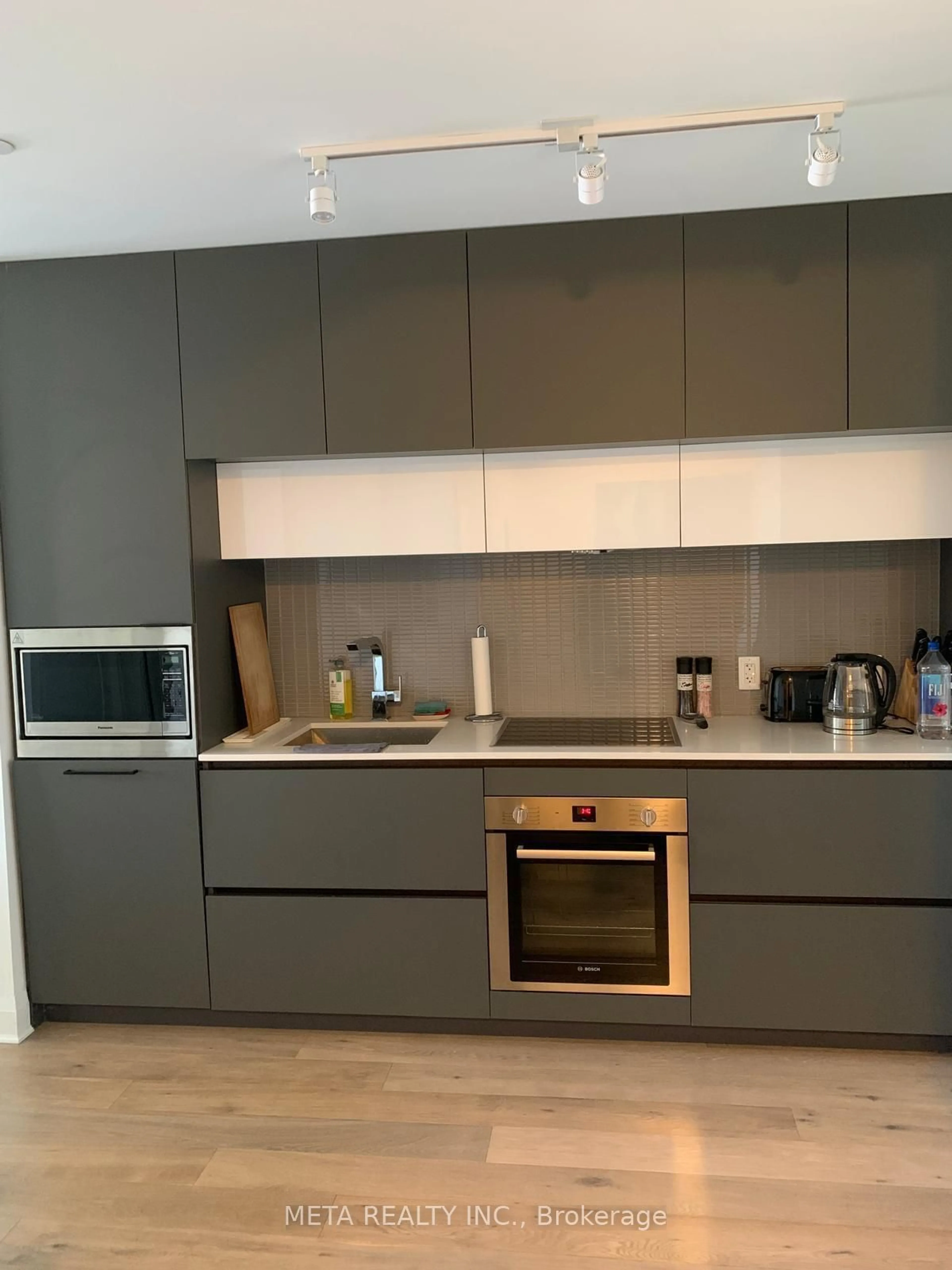 Standard kitchen, wood/laminate floor for 151 Avenue Rd #507, Toronto Ontario M5R 2H7