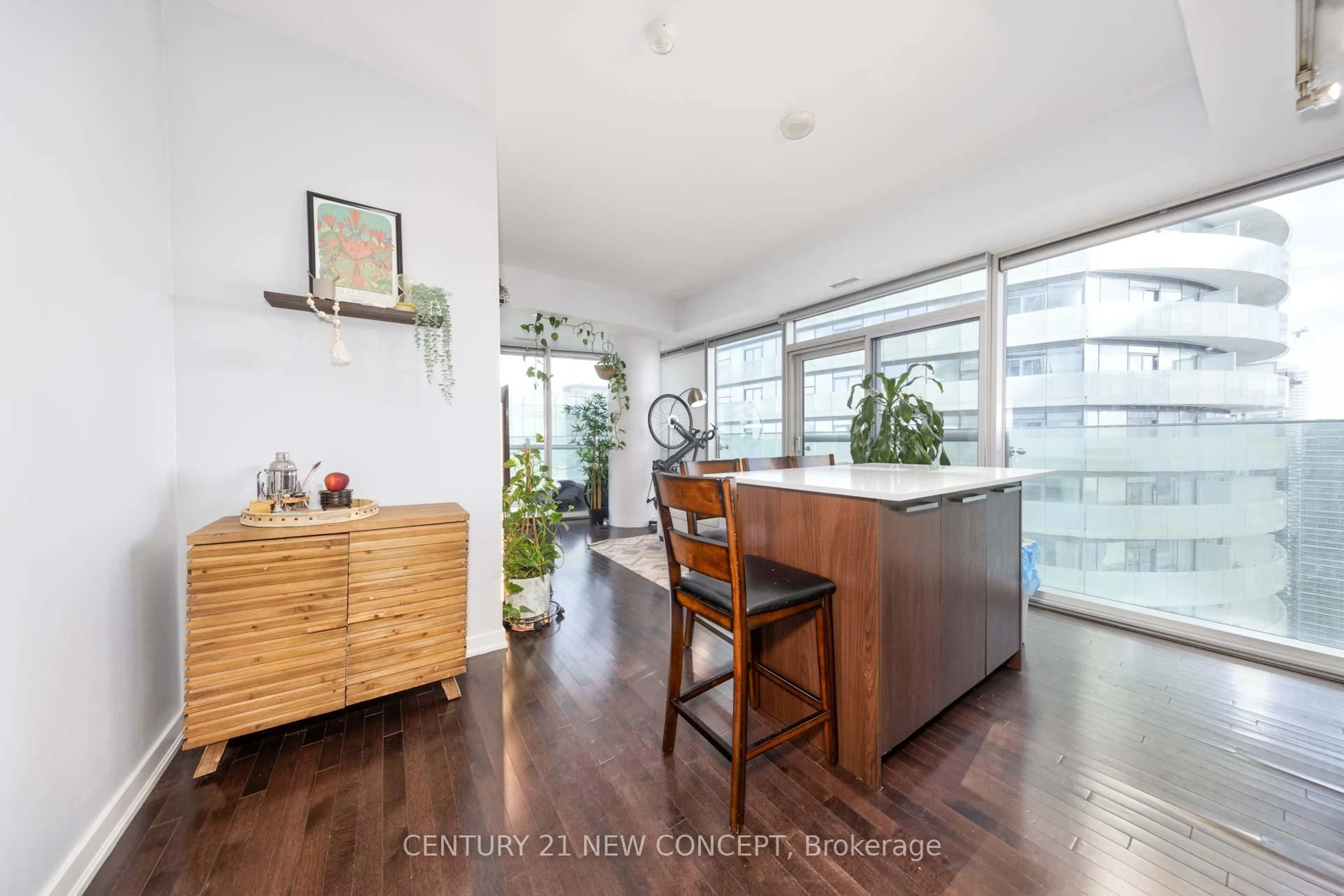 Open concept kitchen, wood/laminate floor for 12 York St #4610, Toronto Ontario M5J 0A9