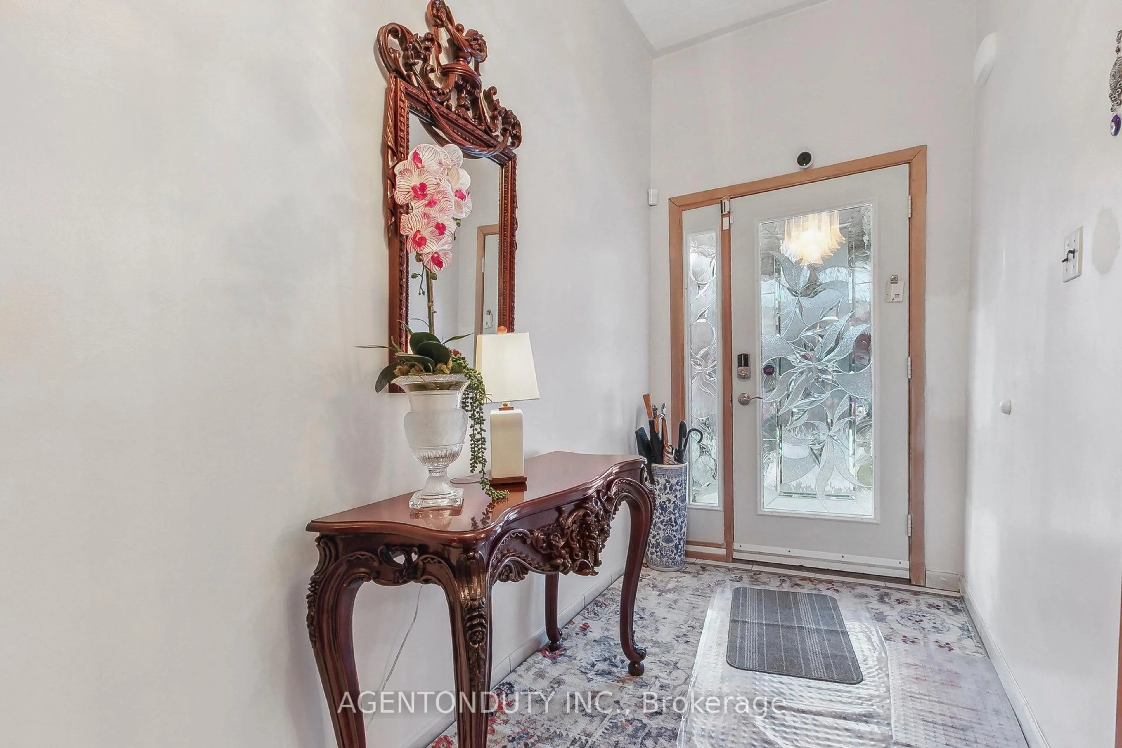 Indoor foyer for 109 Lisgar St, Toronto Ontario M6J 3G4