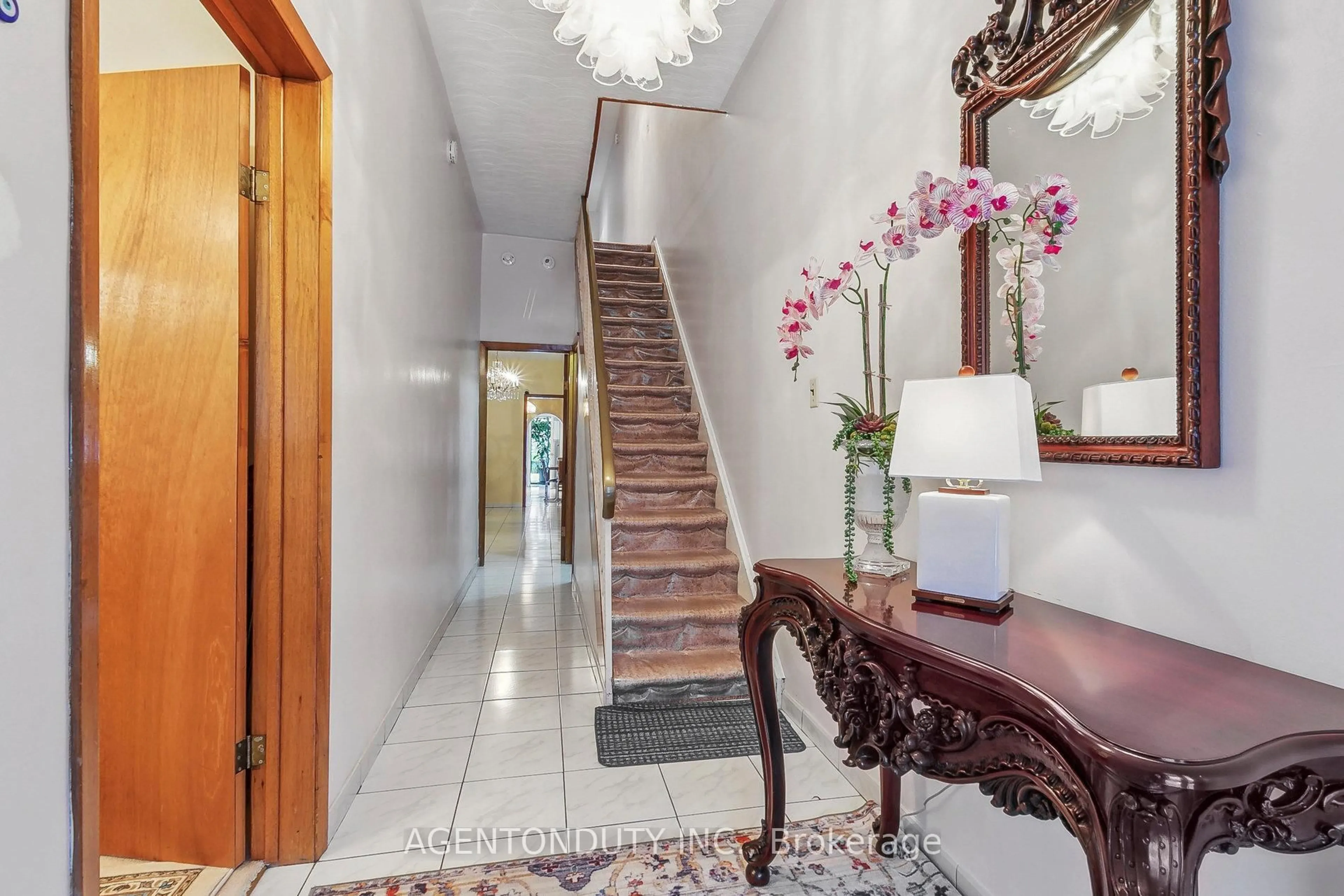 Indoor foyer for 109 Lisgar St, Toronto Ontario M6J 3G4