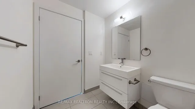 Additional property image - 297 College St Unit 815