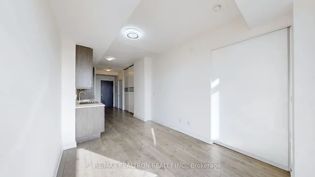 Additional property image - 297 College St Unit 815