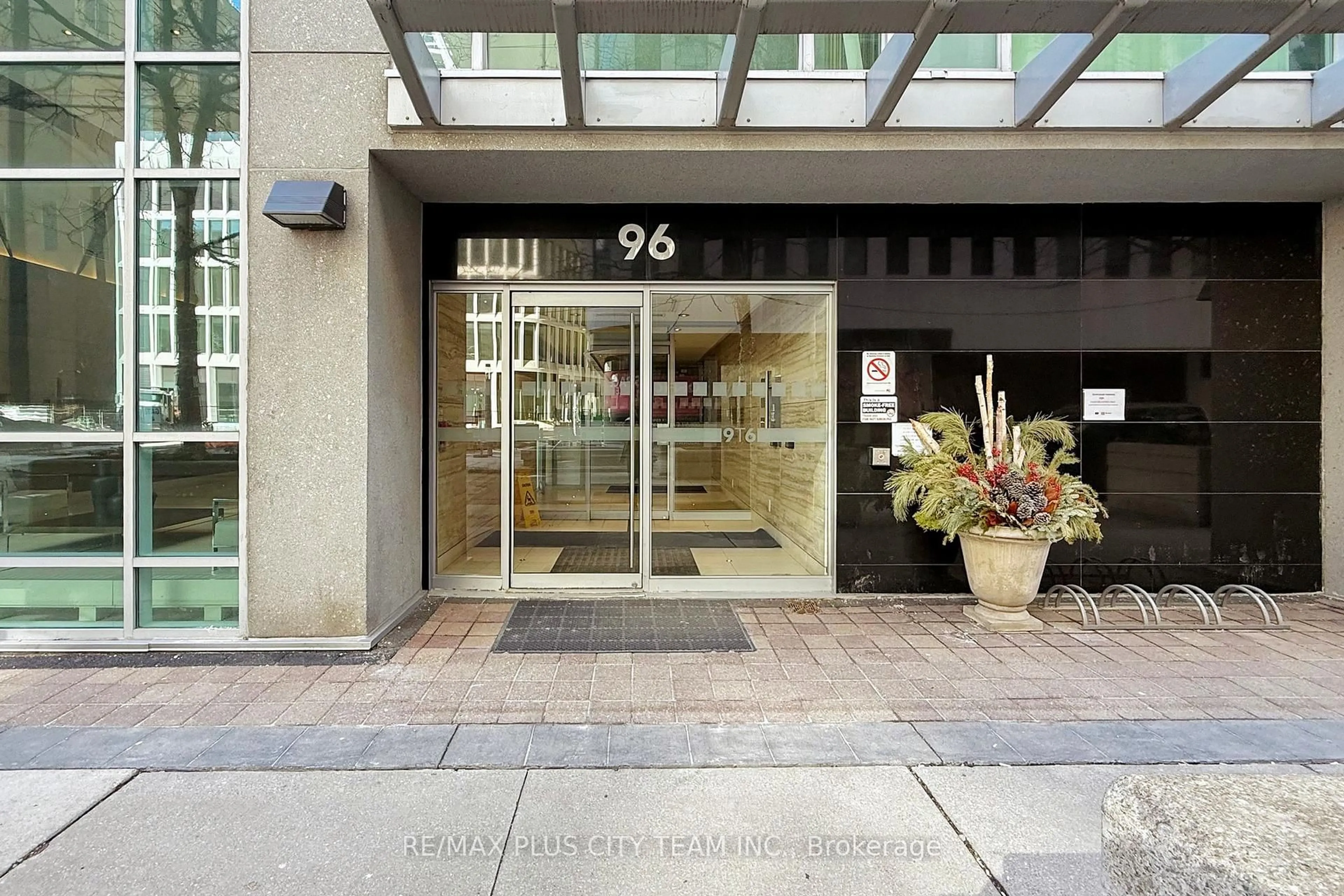 Indoor foyer for 96 St Patrick St #1412, Toronto Ontario M5T 1V2