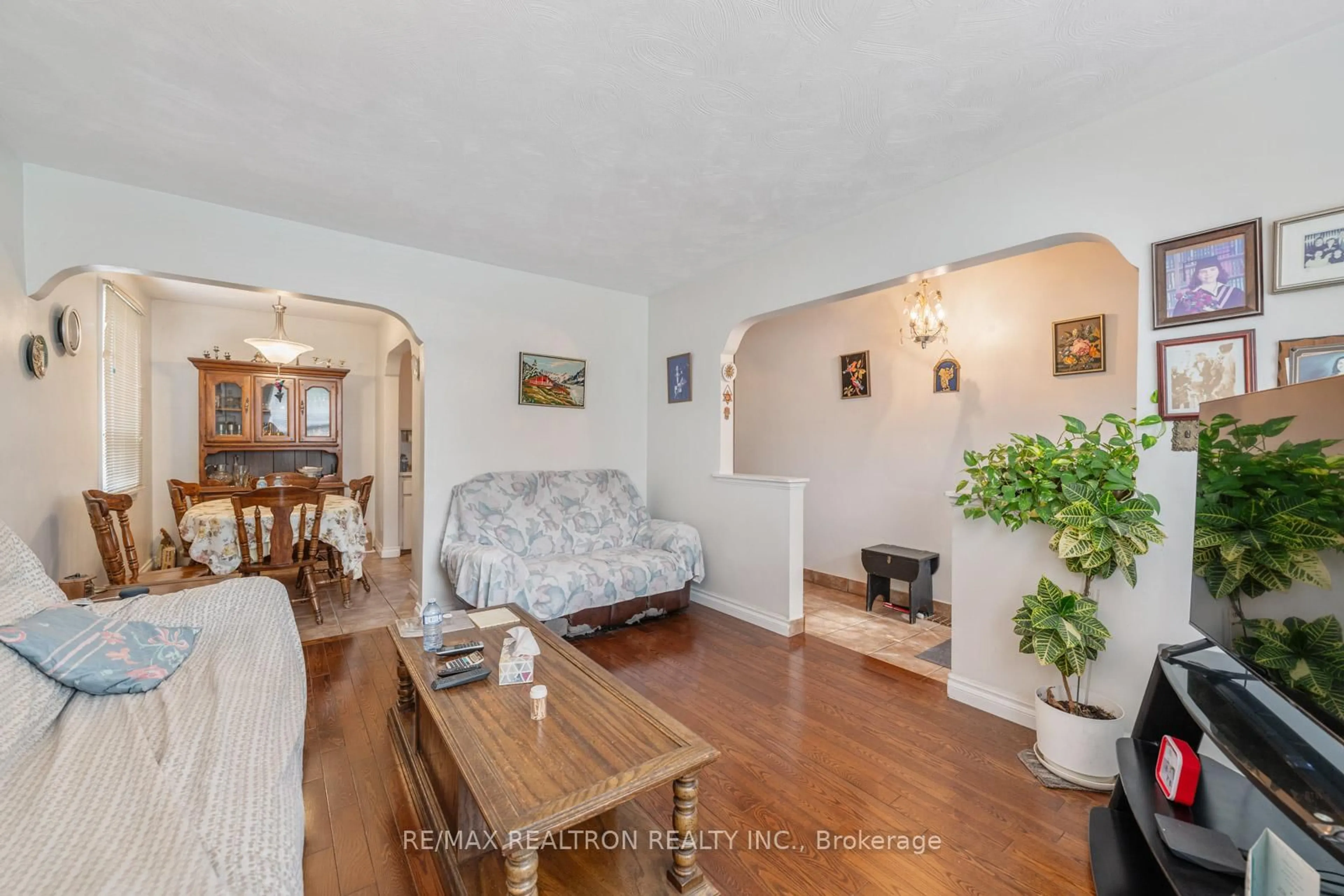 Living room with furniture, unknown for 209 Faywood Blvd, Toronto Ontario M3H 2Y2