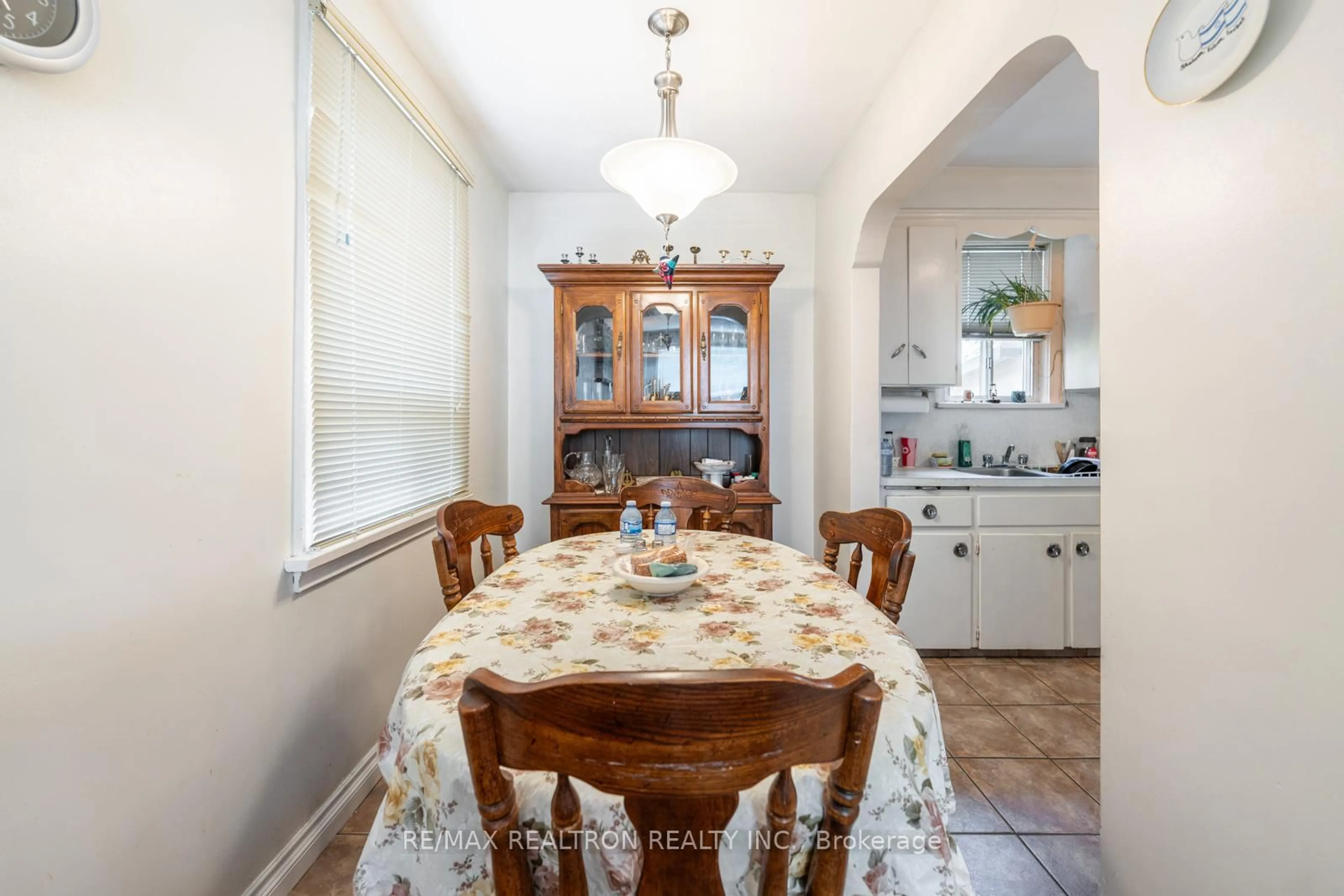 Dining room, ceramic/tile floor for 209 Faywood Blvd, Toronto Ontario M3H 2Y2