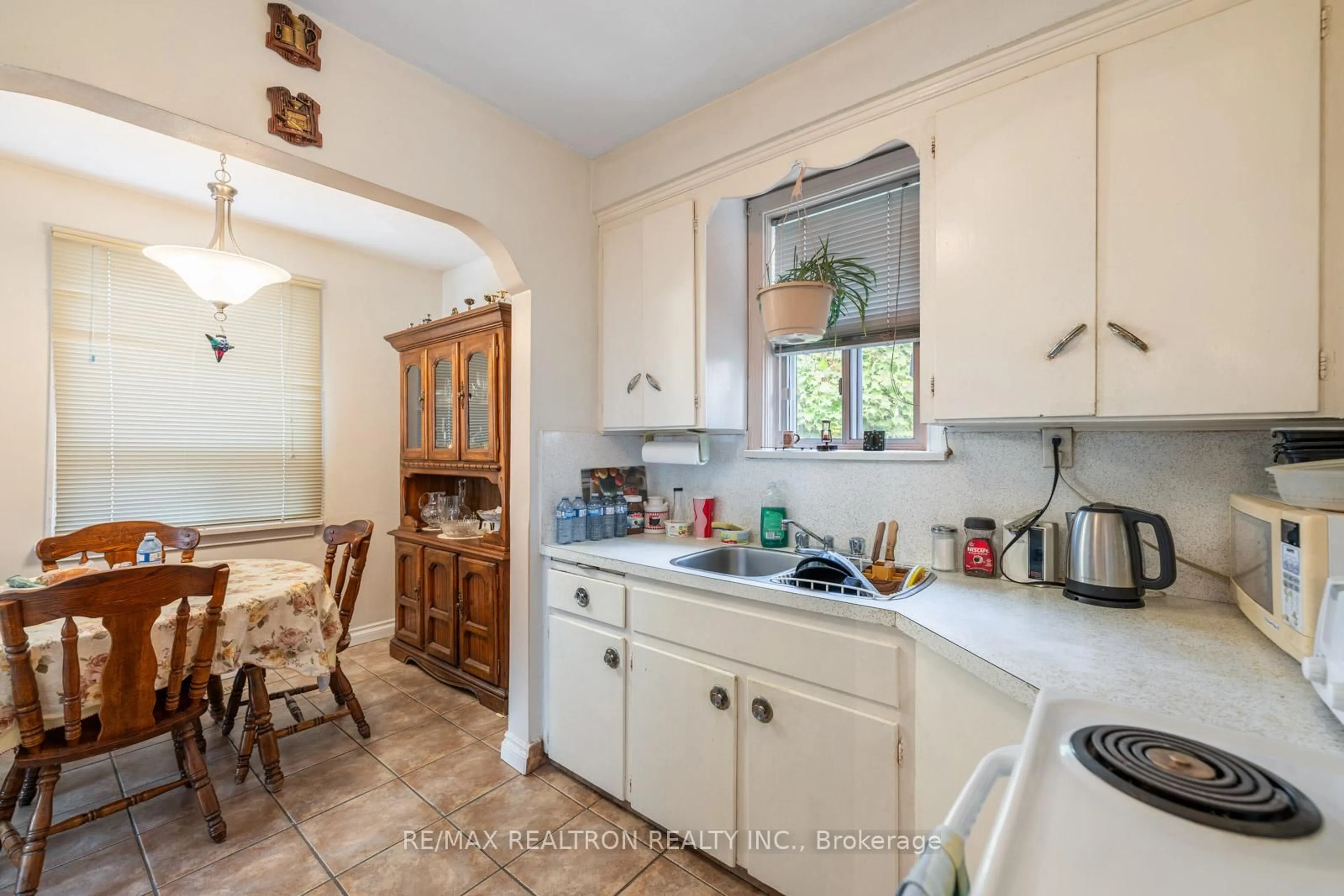 Standard kitchen, ceramic/tile floor for 209 Faywood Blvd, Toronto Ontario M3H 2Y2