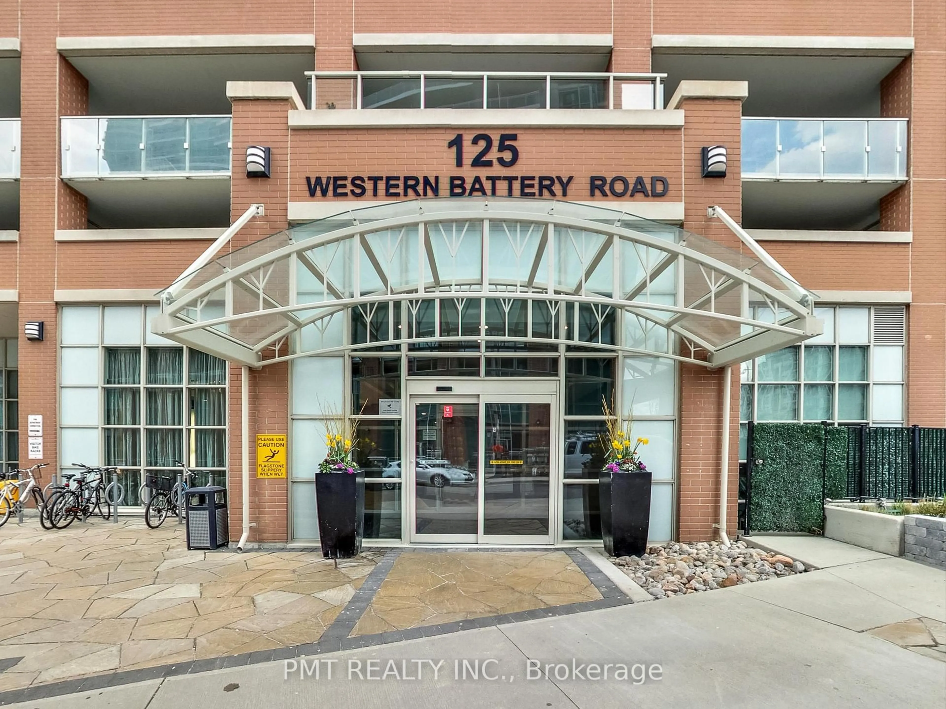 Indoor entryway for 125 Western Battery Rd #209, Toronto Ontario M6K 3R8