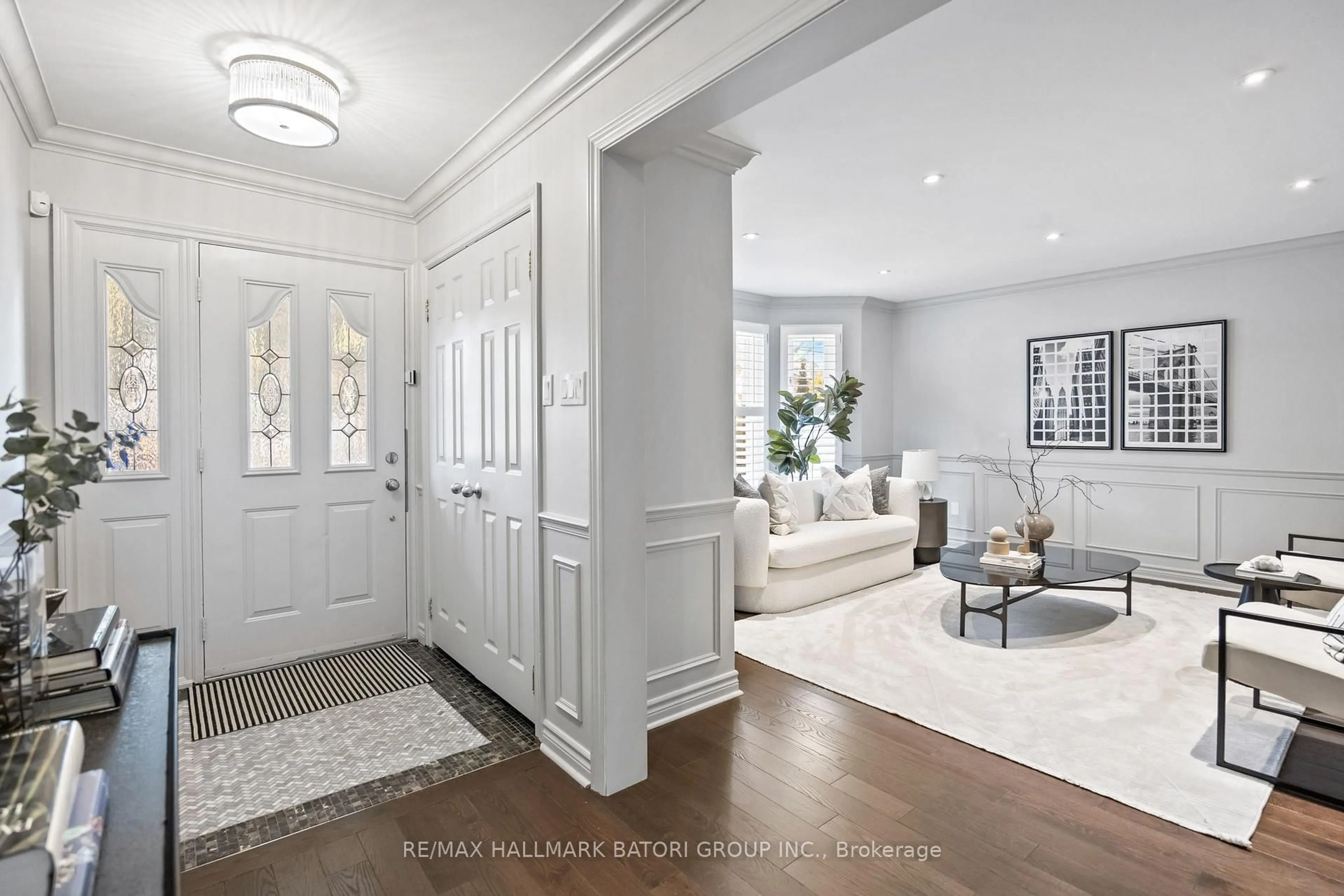 Indoor entryway for 629 Woburn Ave, Toronto Ontario M5M 1M2