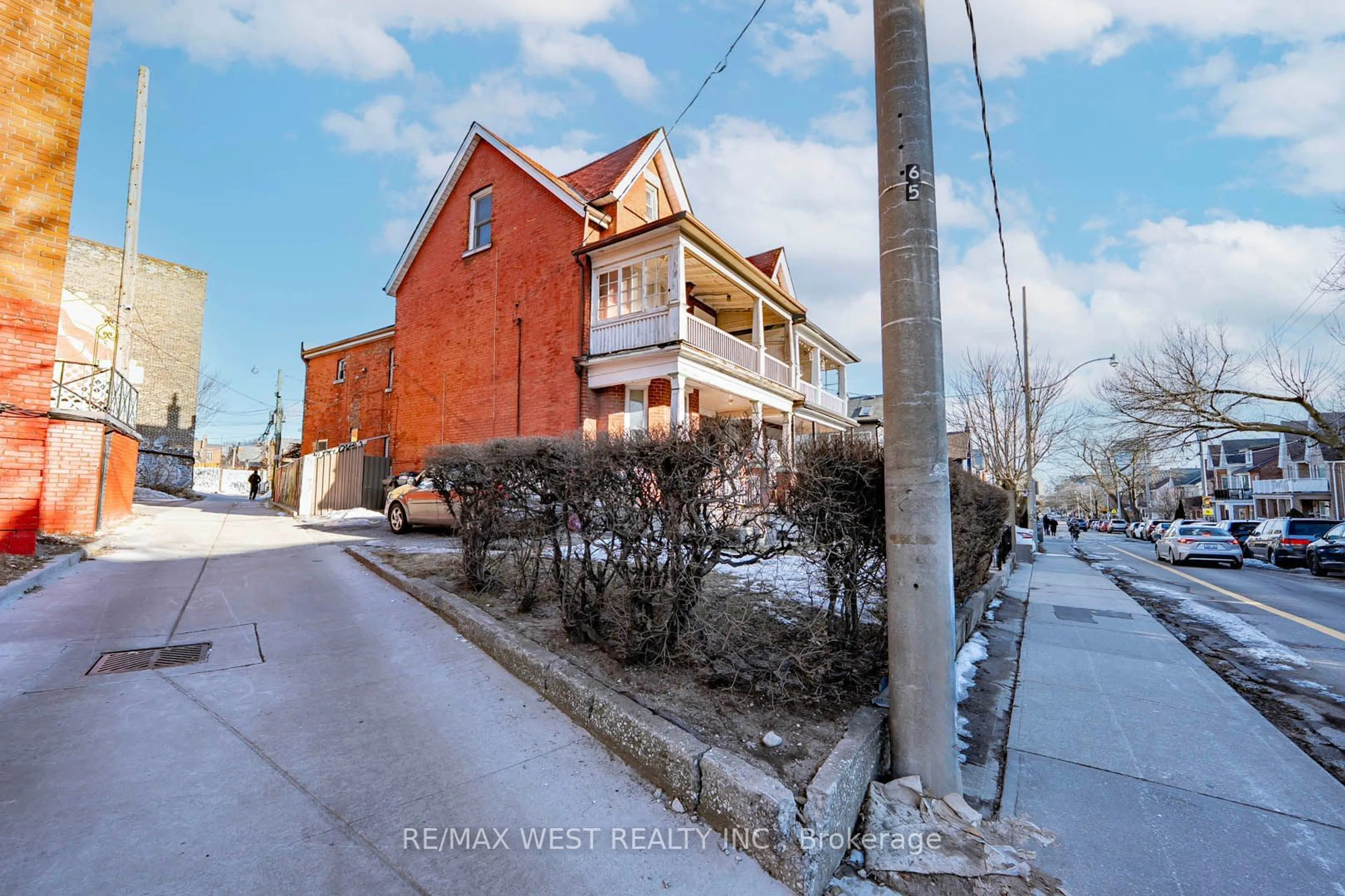 A pic from outside/outdoor area/front of a property/back of a property/a pic from drone, street for 217 Gladstone Ave, Toronto Ontario M6J 3L5