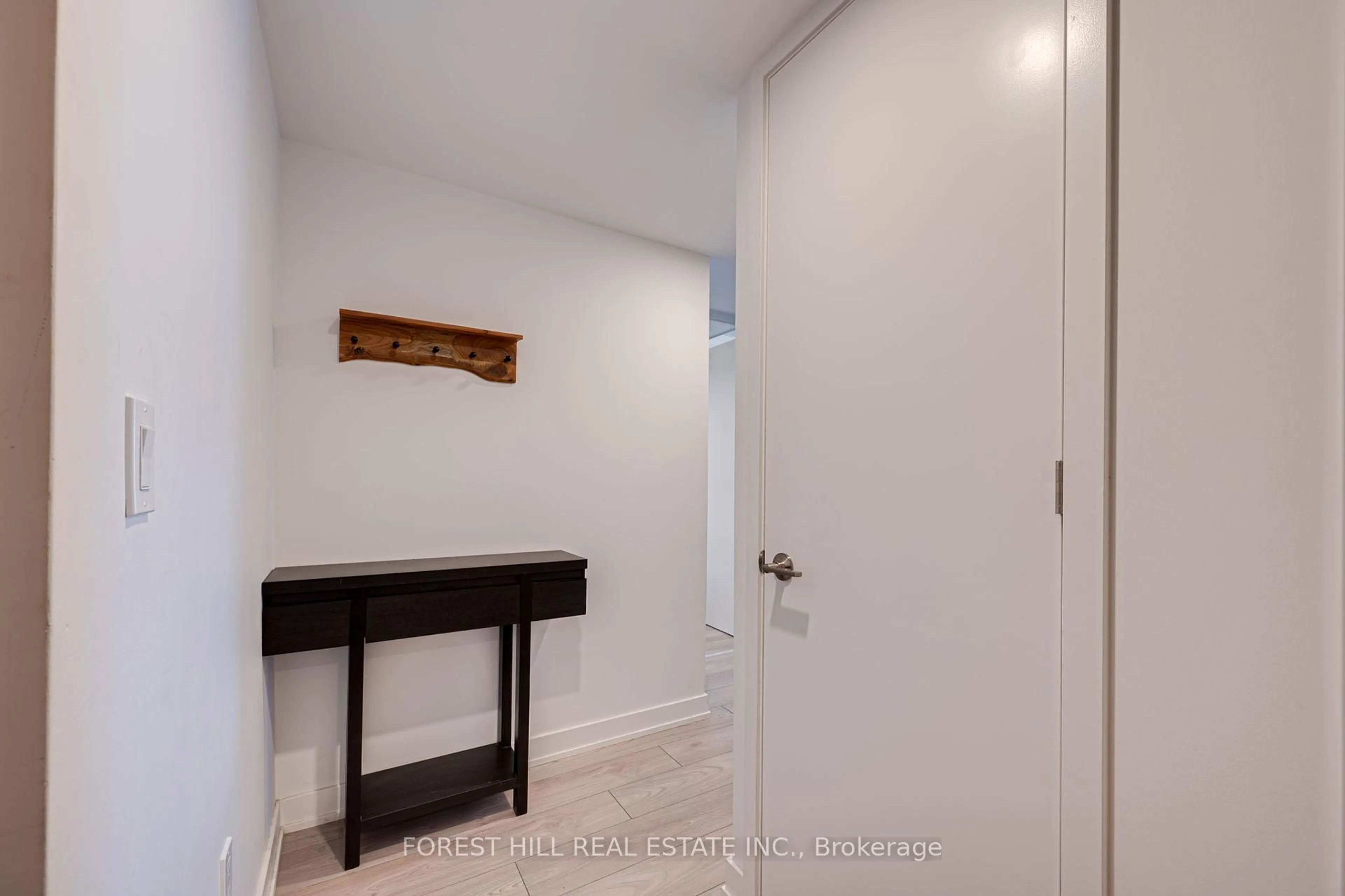 Indoor entryway for 8 Tippett Rd #411, Toronto Ontario M3H 0E7