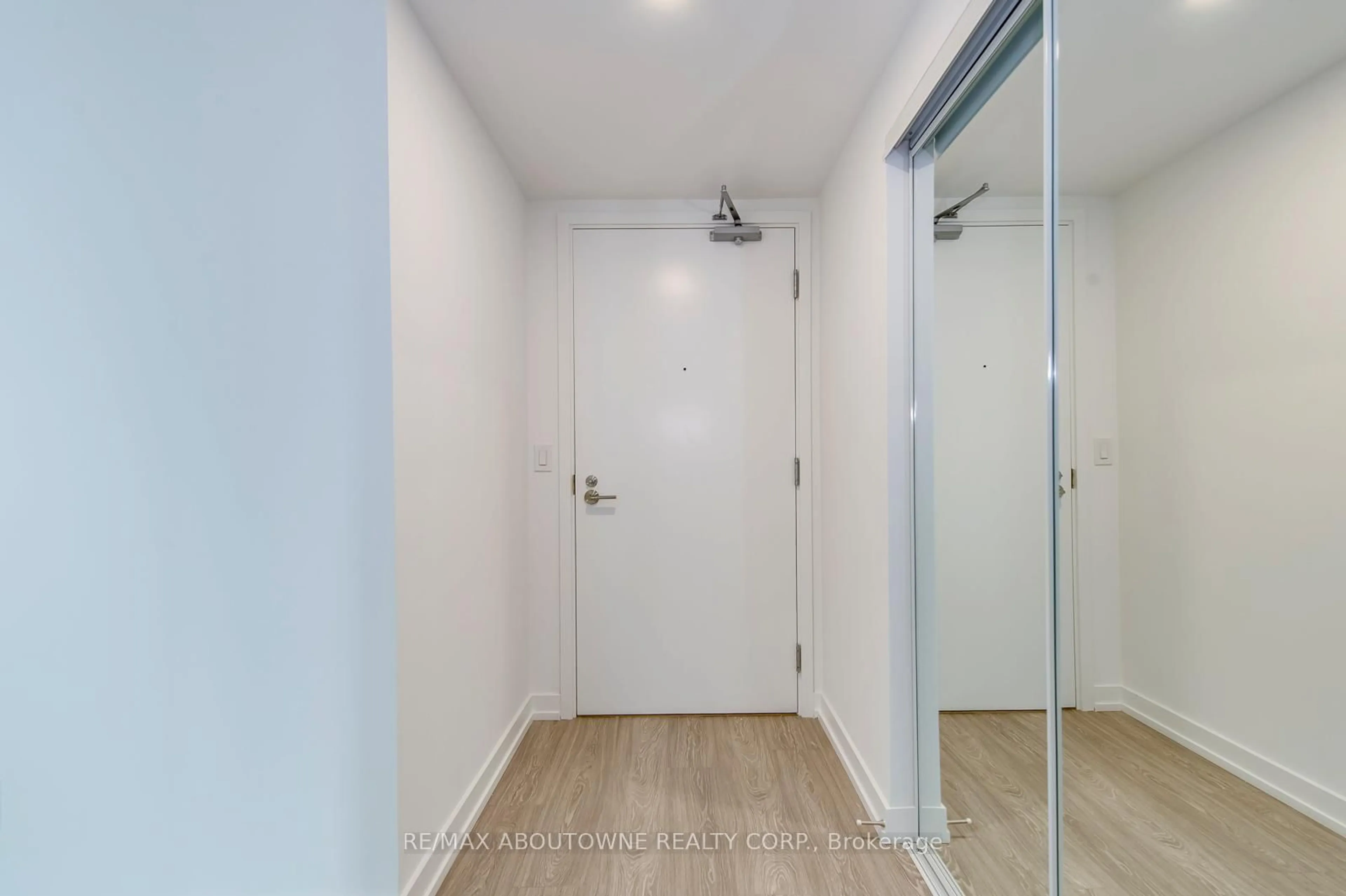 Indoor entryway for 19 Western Battery Rd #1917, Toronto Ontario M6K 3S4