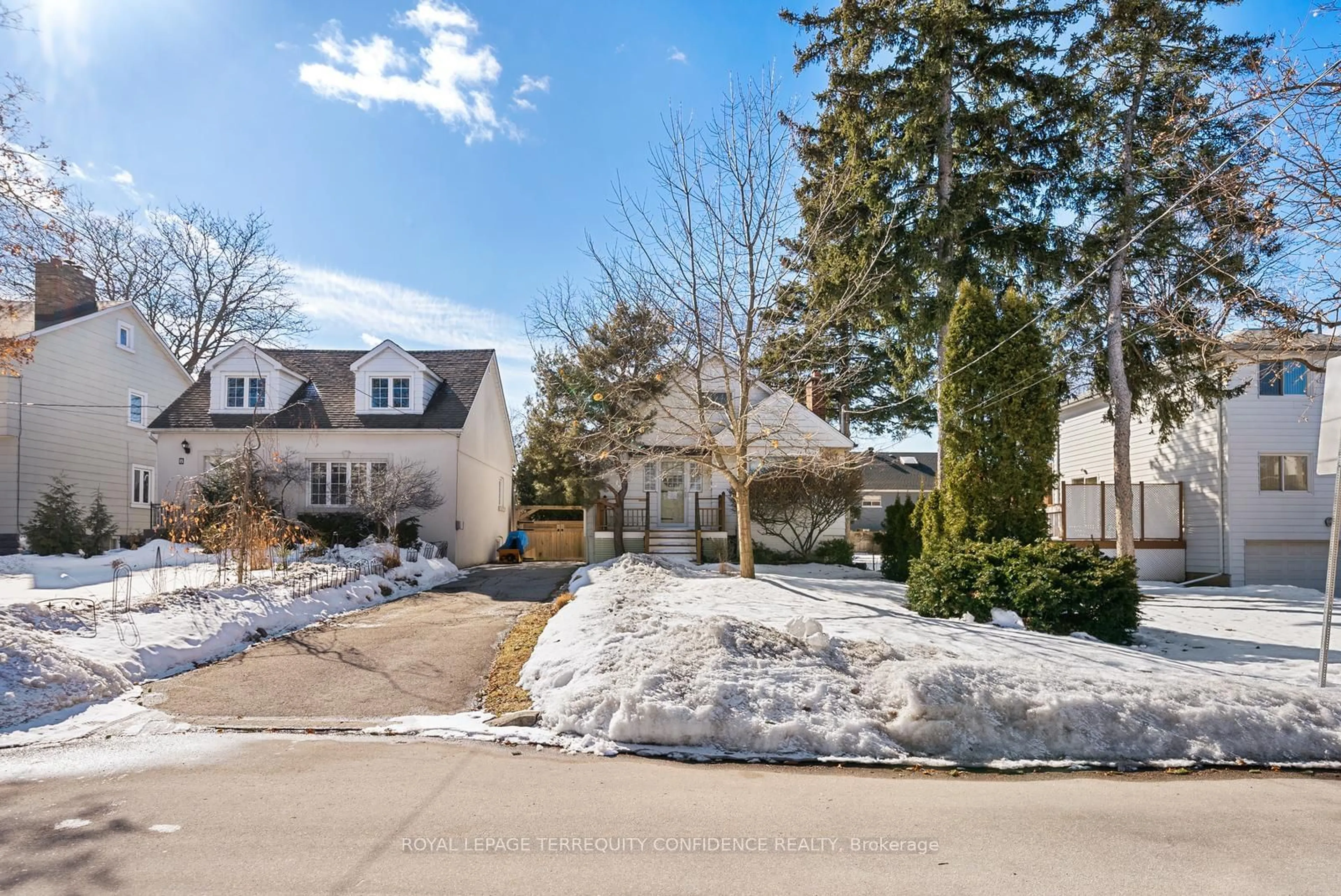 A pic from outside/outdoor area/front of a property/back of a property/a pic from drone, street for 10 Abbotsford Rd, Toronto Ontario M2N 2P7