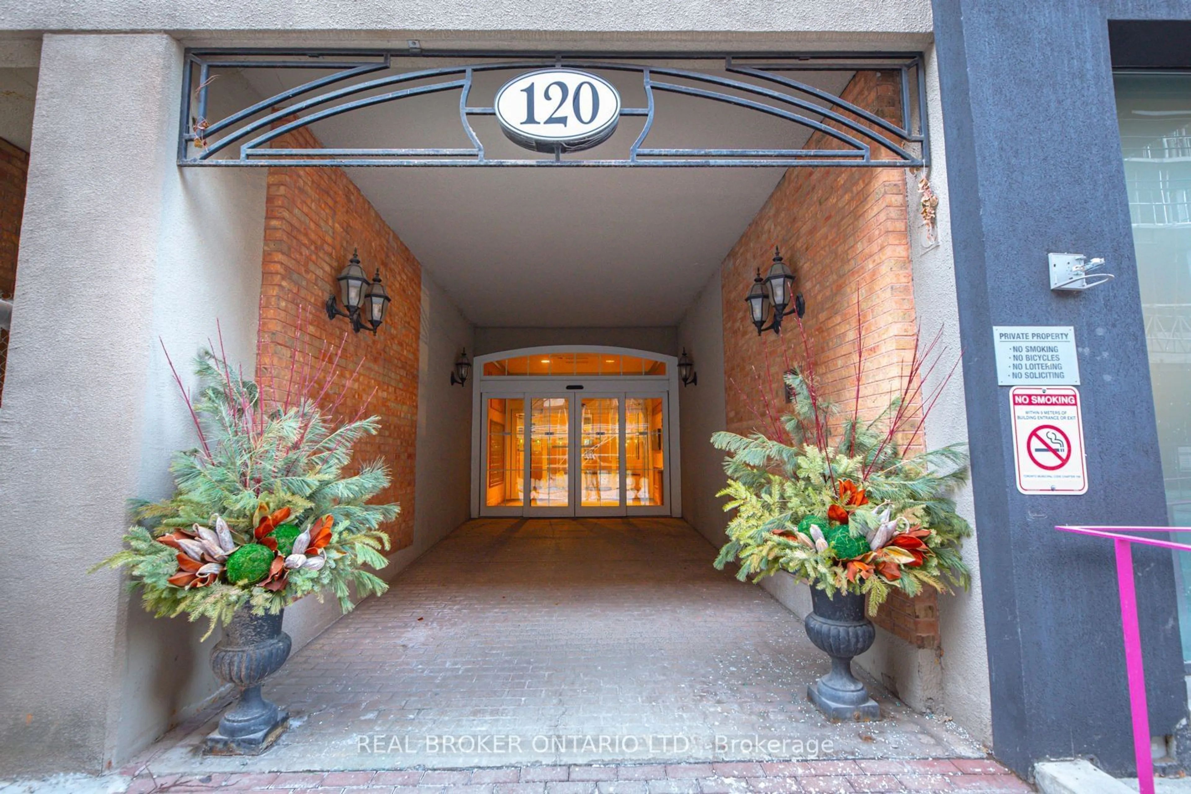 Indoor foyer for 120 Saint Patrick St #1008, Toronto Ontario M5T 2X7