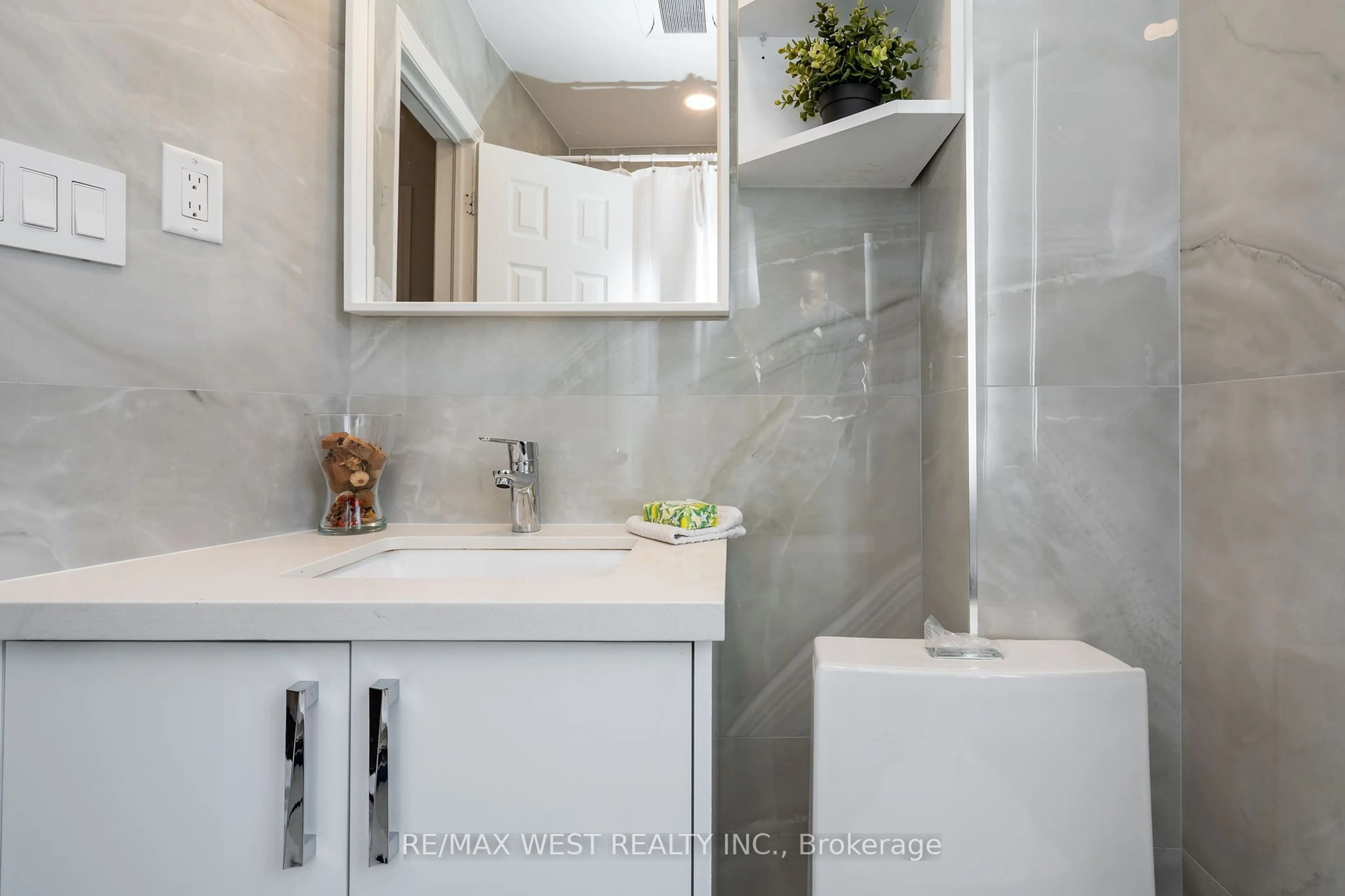 Contemporary bathroom, ceramic/tile floor for 540 Dufferin St, Toronto Ontario M6K 2A7