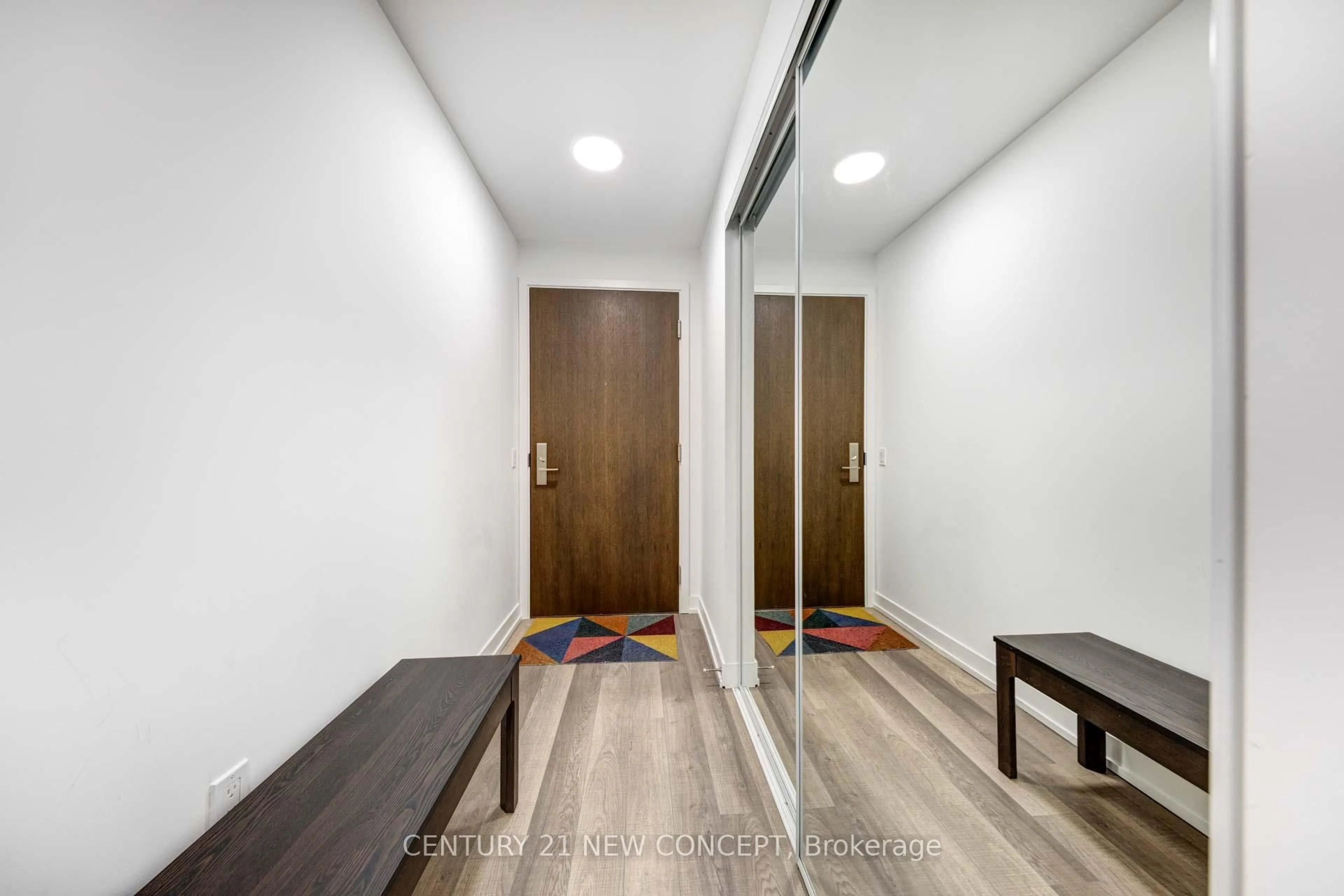 Indoor foyer for 39 Roehampton Ave #2003, Toronto Ontario M4P 0G1