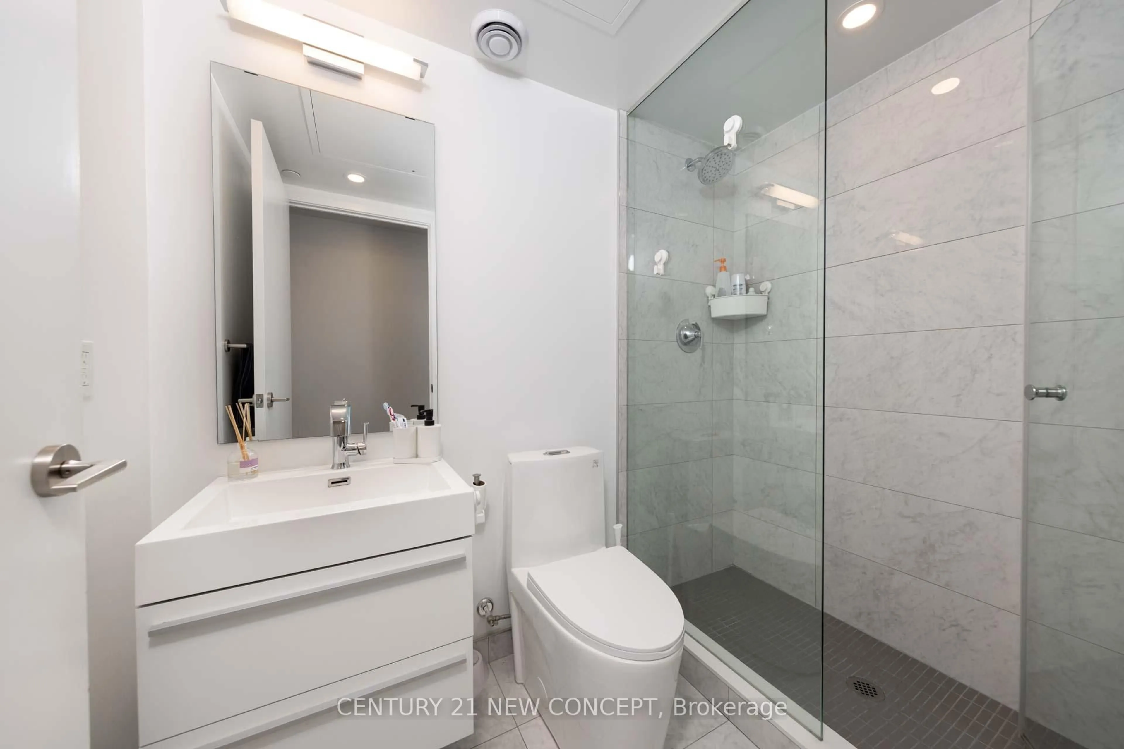 Standard bathroom, ceramic/tile floor for 39 Roehampton Ave #2003, Toronto Ontario M4P 0G1