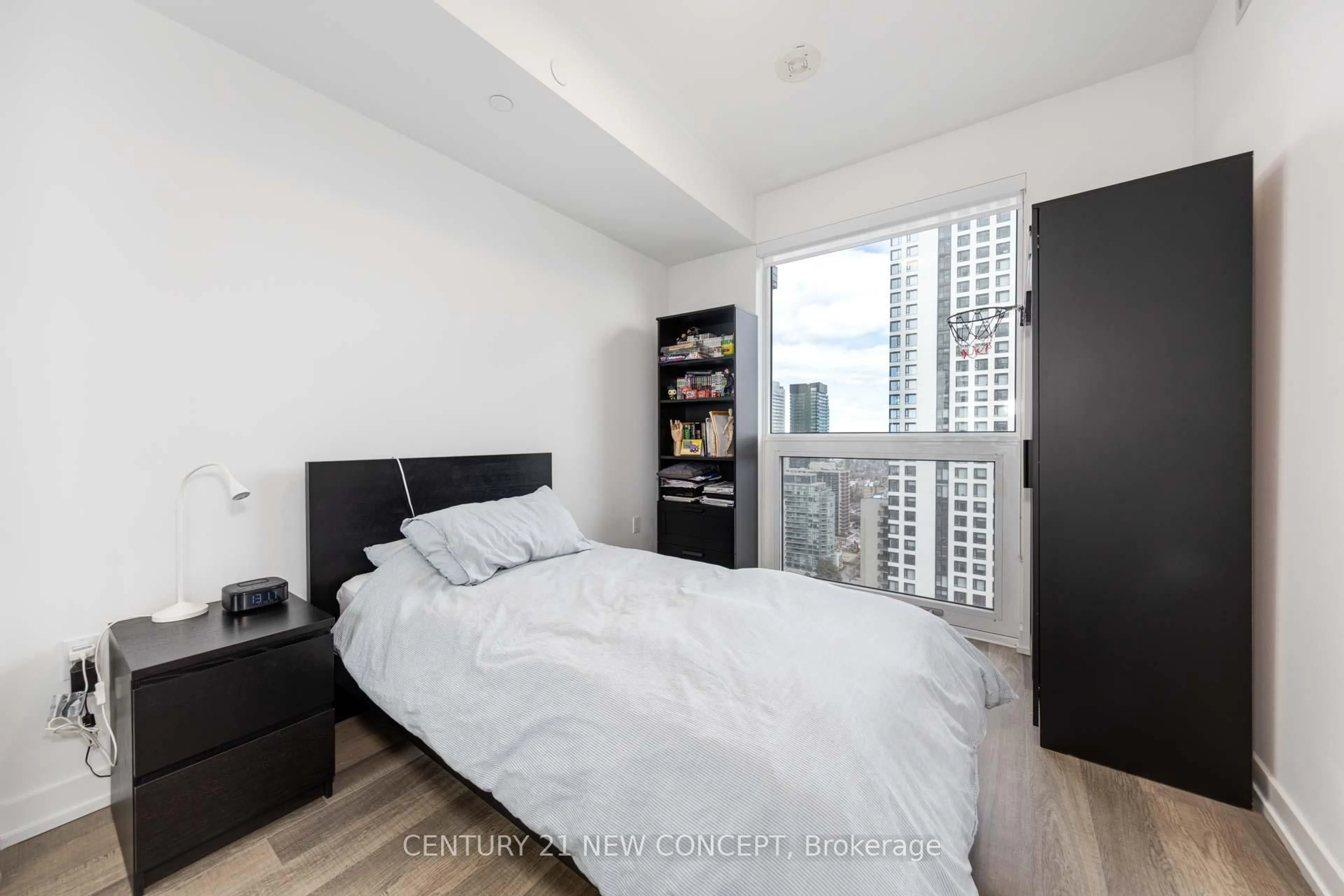 Bedroom with bed, unknown for 39 Roehampton Ave #2003, Toronto Ontario M4P 0G1