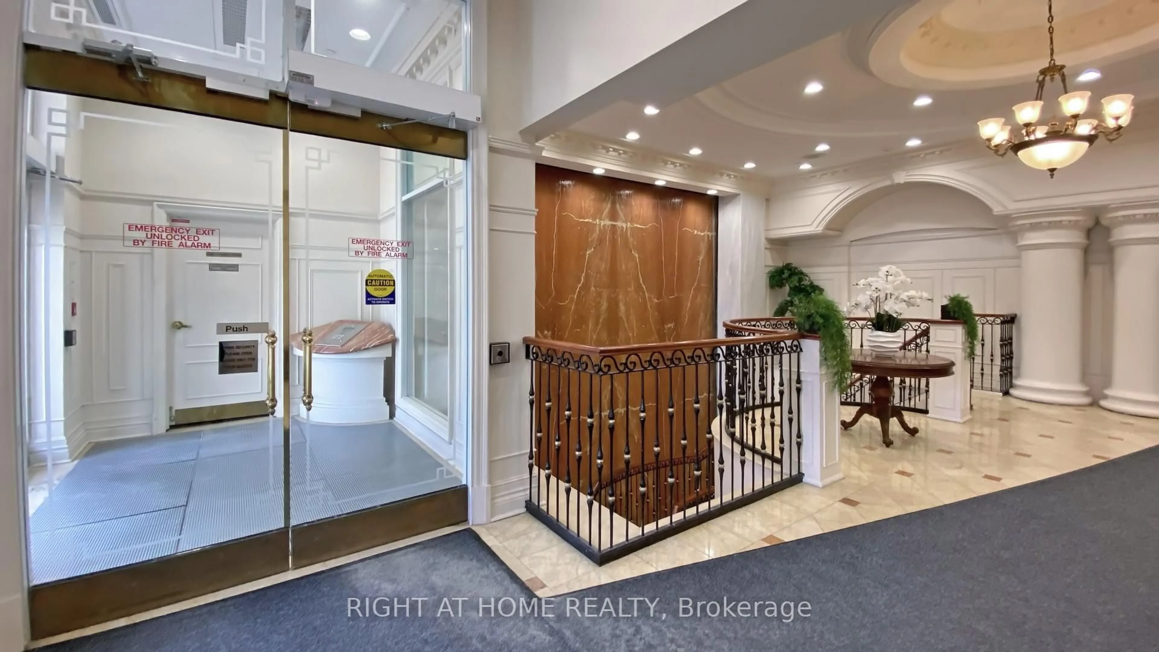 Indoor foyer for 880 Grandview Way #1509, Toronto Ontario M2N 7B2