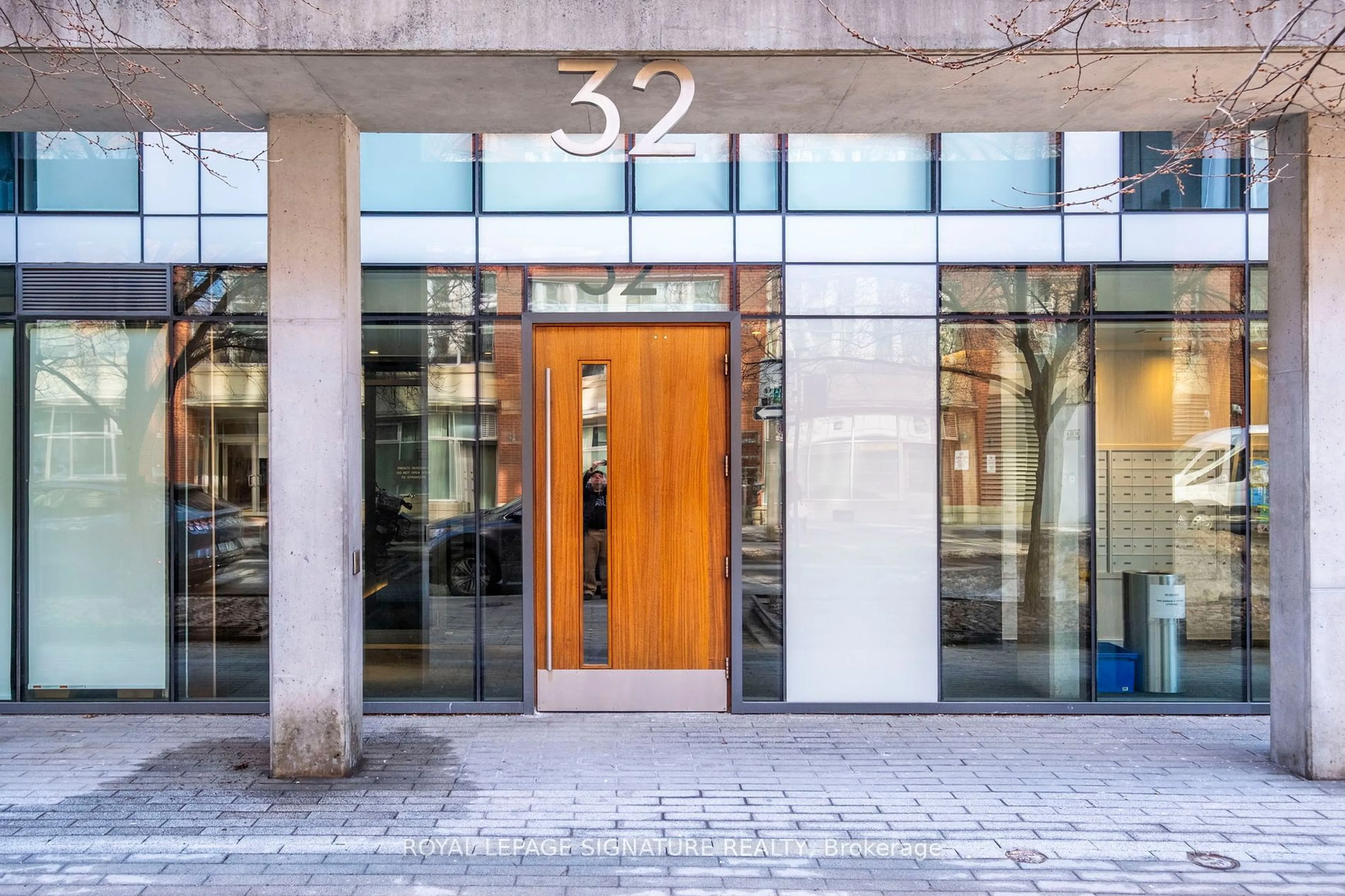 Indoor foyer for 32 Camden St #206, Toronto Ontario M5V 0G4