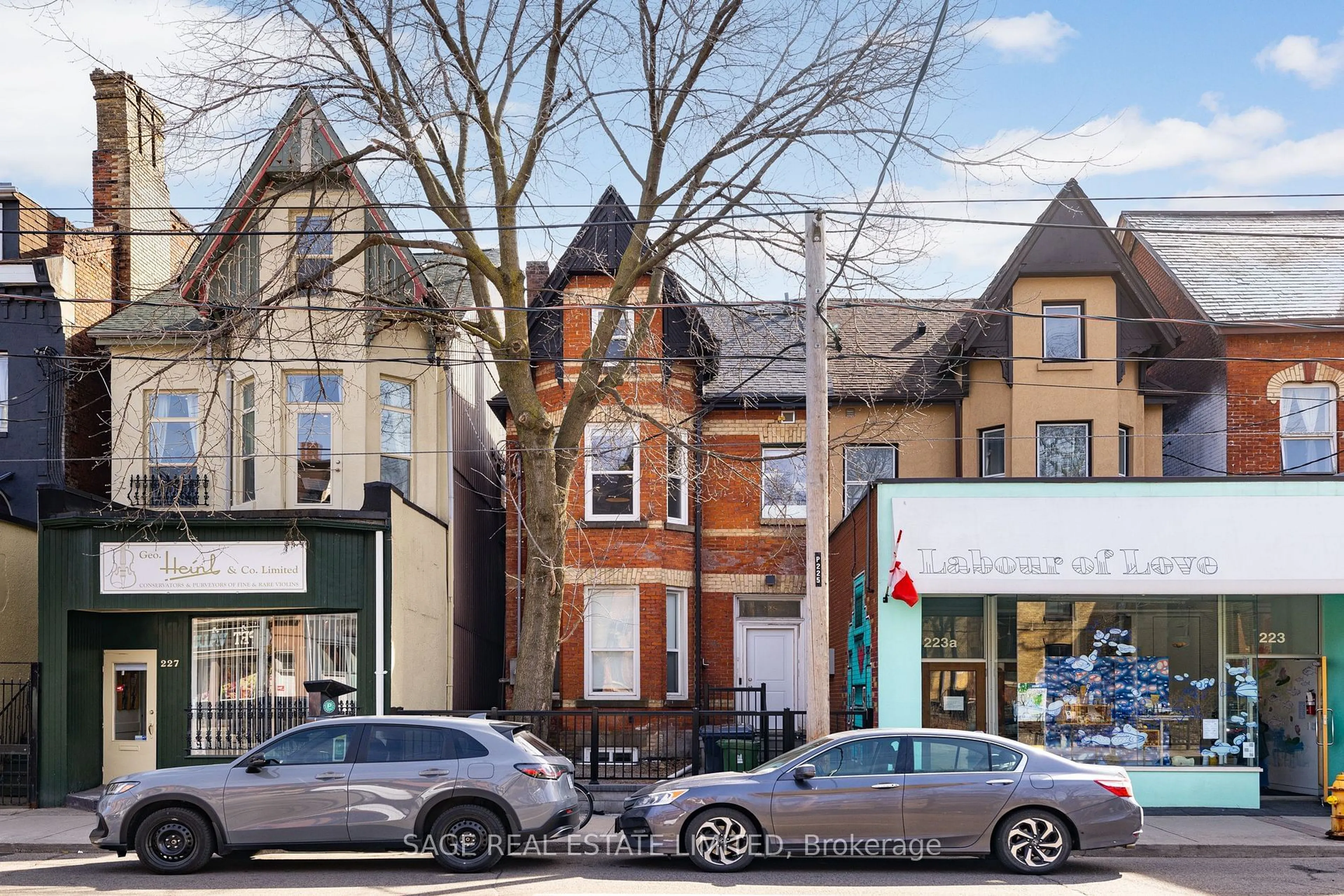 A pic from outside/outdoor area/front of a property/back of a property/a pic from drone, street for 225 Carlton St, Toronto Ontario M5A 2L2