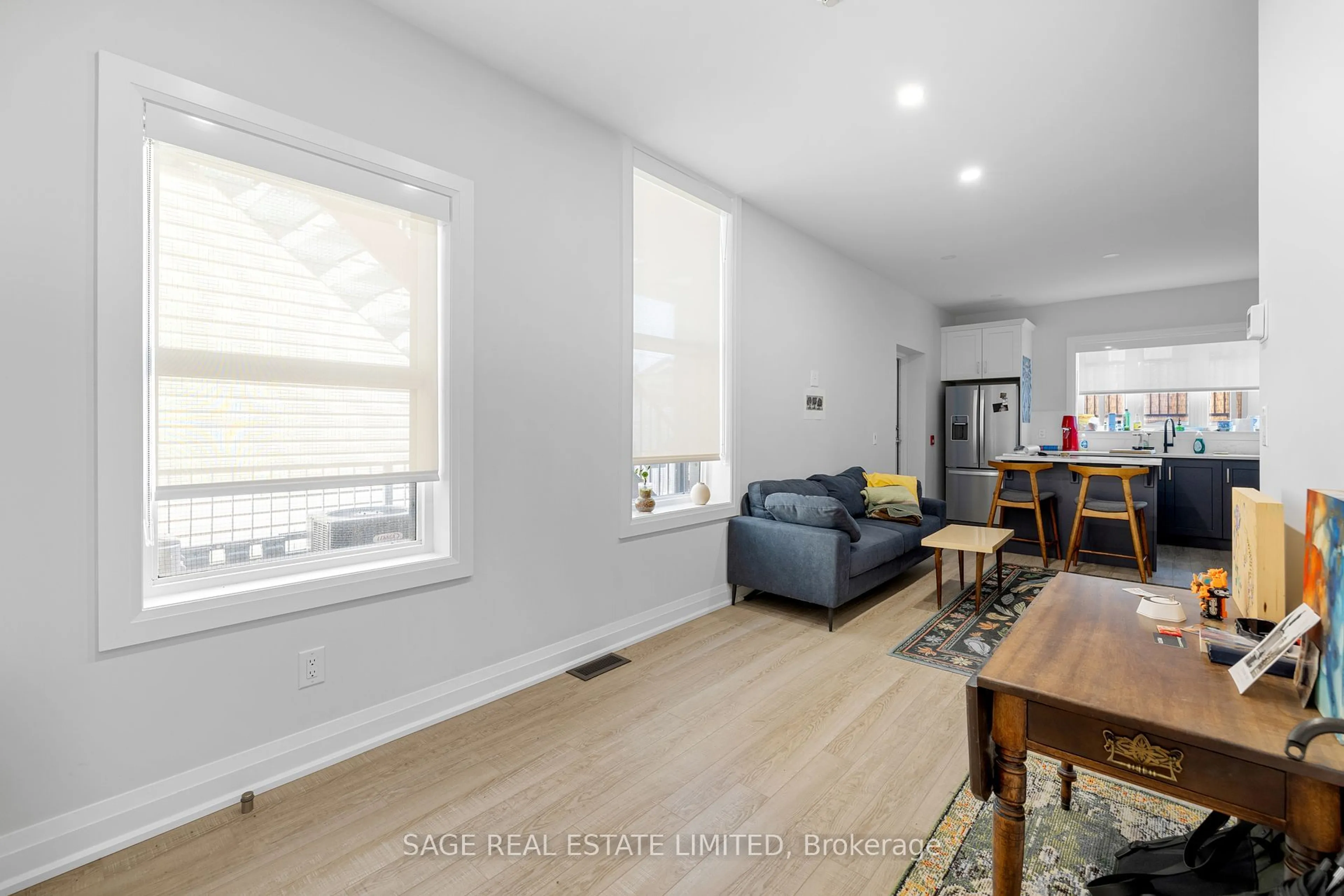 Living room with furniture, wood/laminate floor for 225 Carlton St, Toronto Ontario M5A 2L2