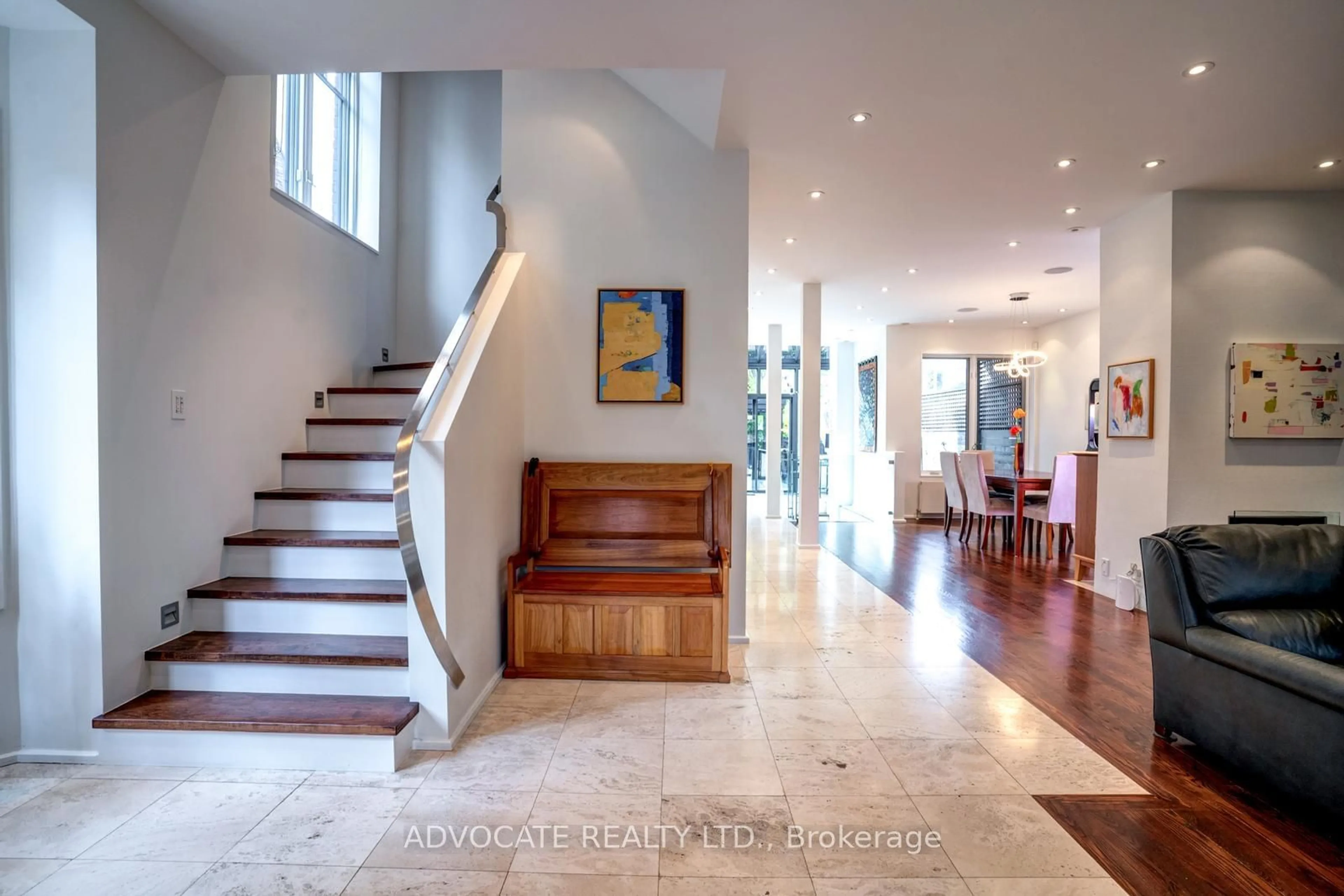 Indoor foyer for 122 Walmer Rd, Toronto Ontario M5R 2X9