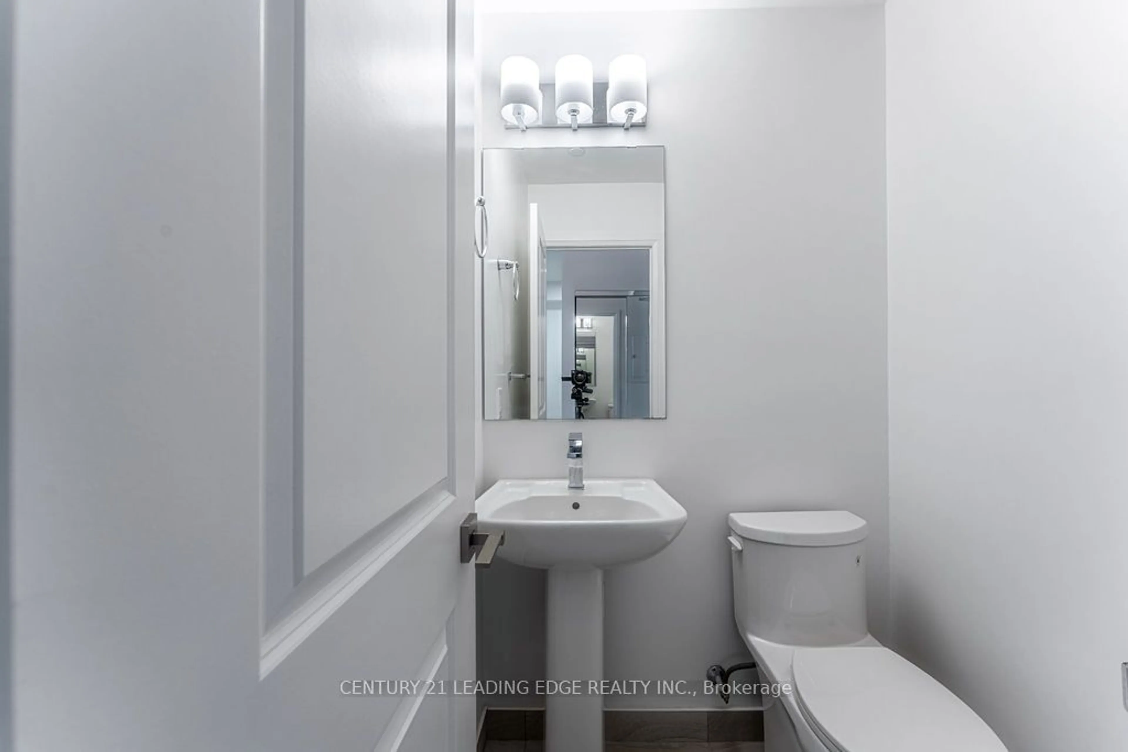 Standard bathroom, unknown for 591 Sheppard Ave #517, Toronto Ontario M2K 0G2