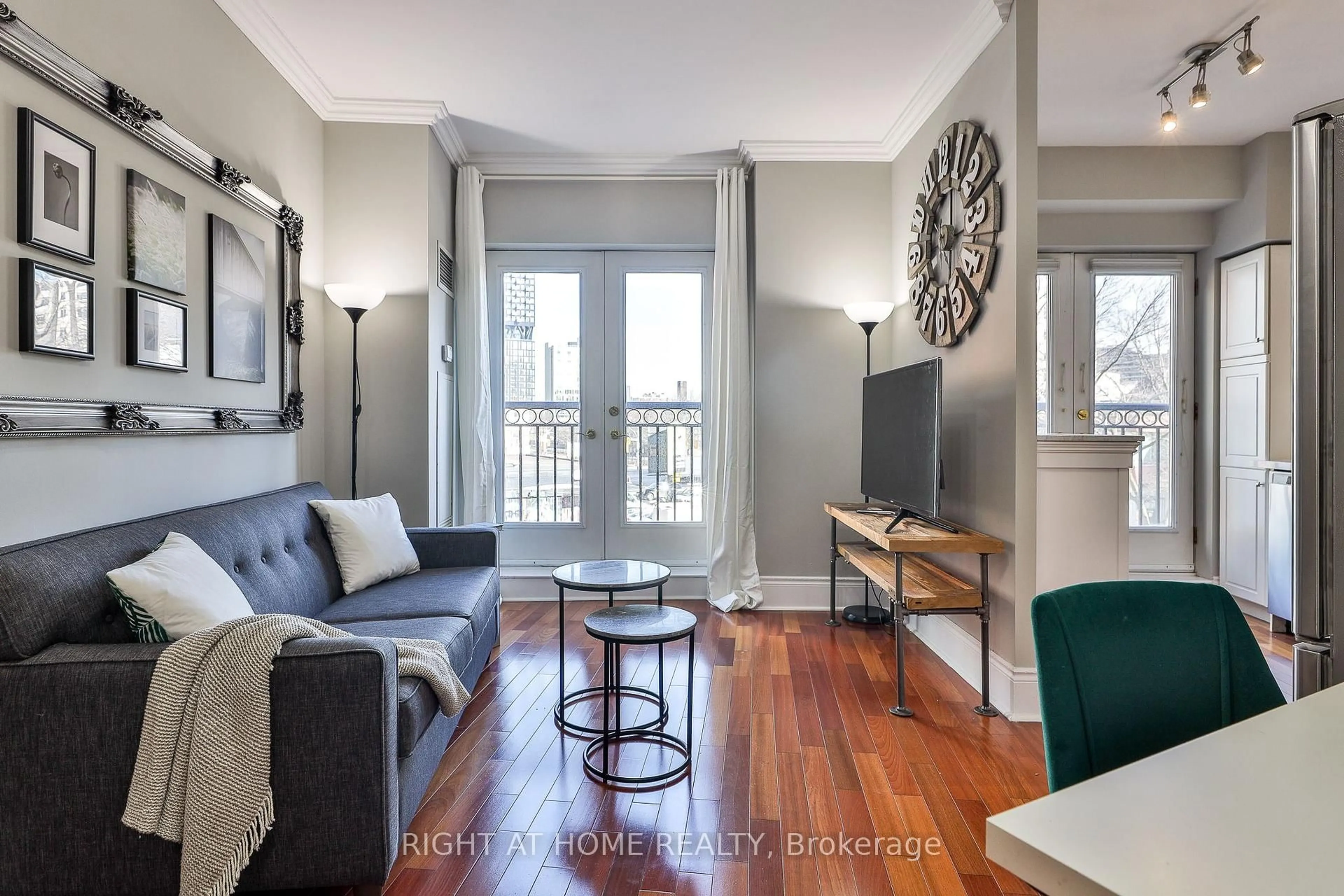 Living room with furniture, wood/laminate floor for 115 RICHMOND St #308, Toronto Ontario M5C 3H6