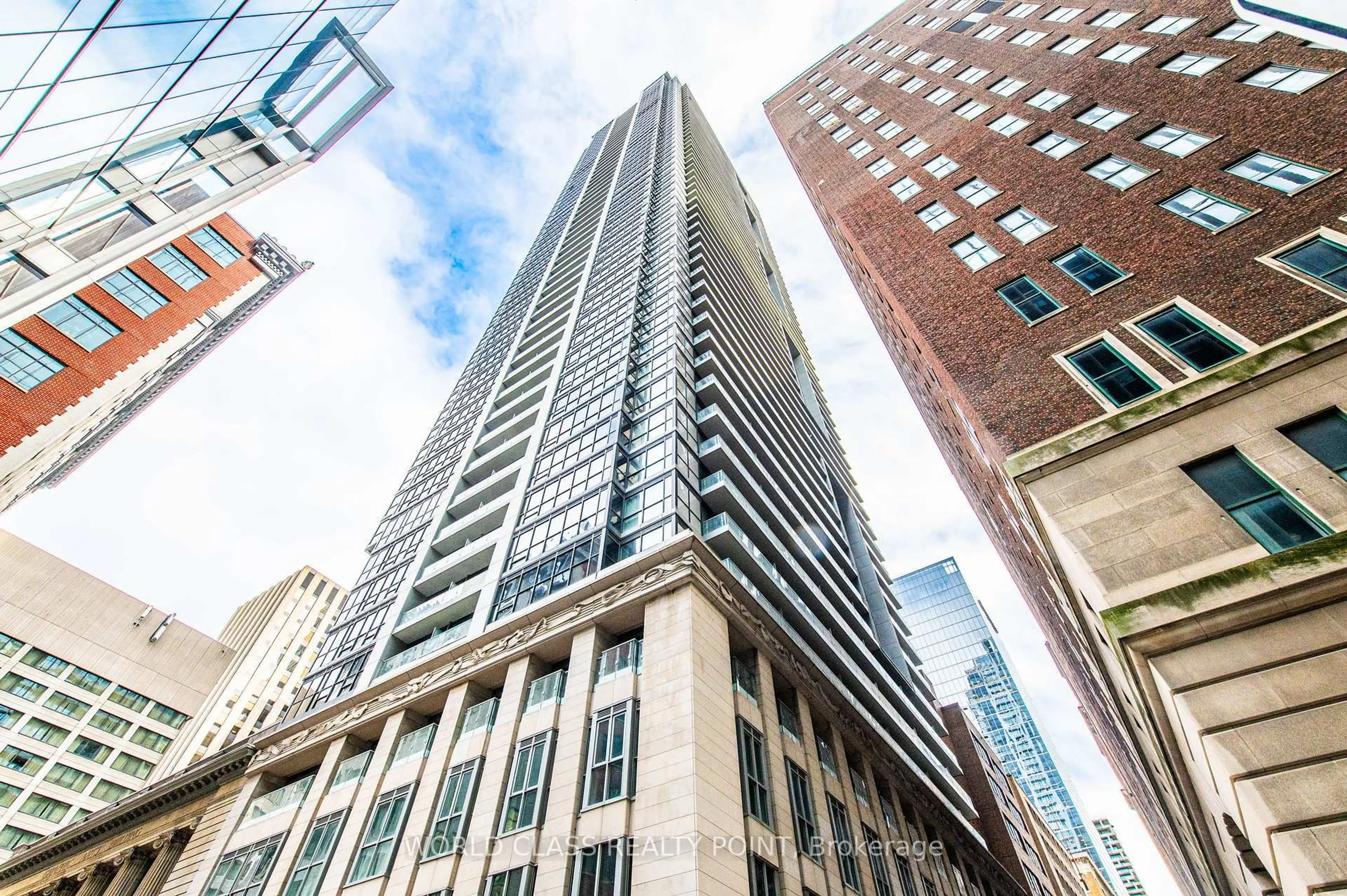 A pic from outside/outdoor area/front of a property/back of a property/a pic from drone, building for 70 Temperance St #1914, Toronto Ontario M5H 0B1
