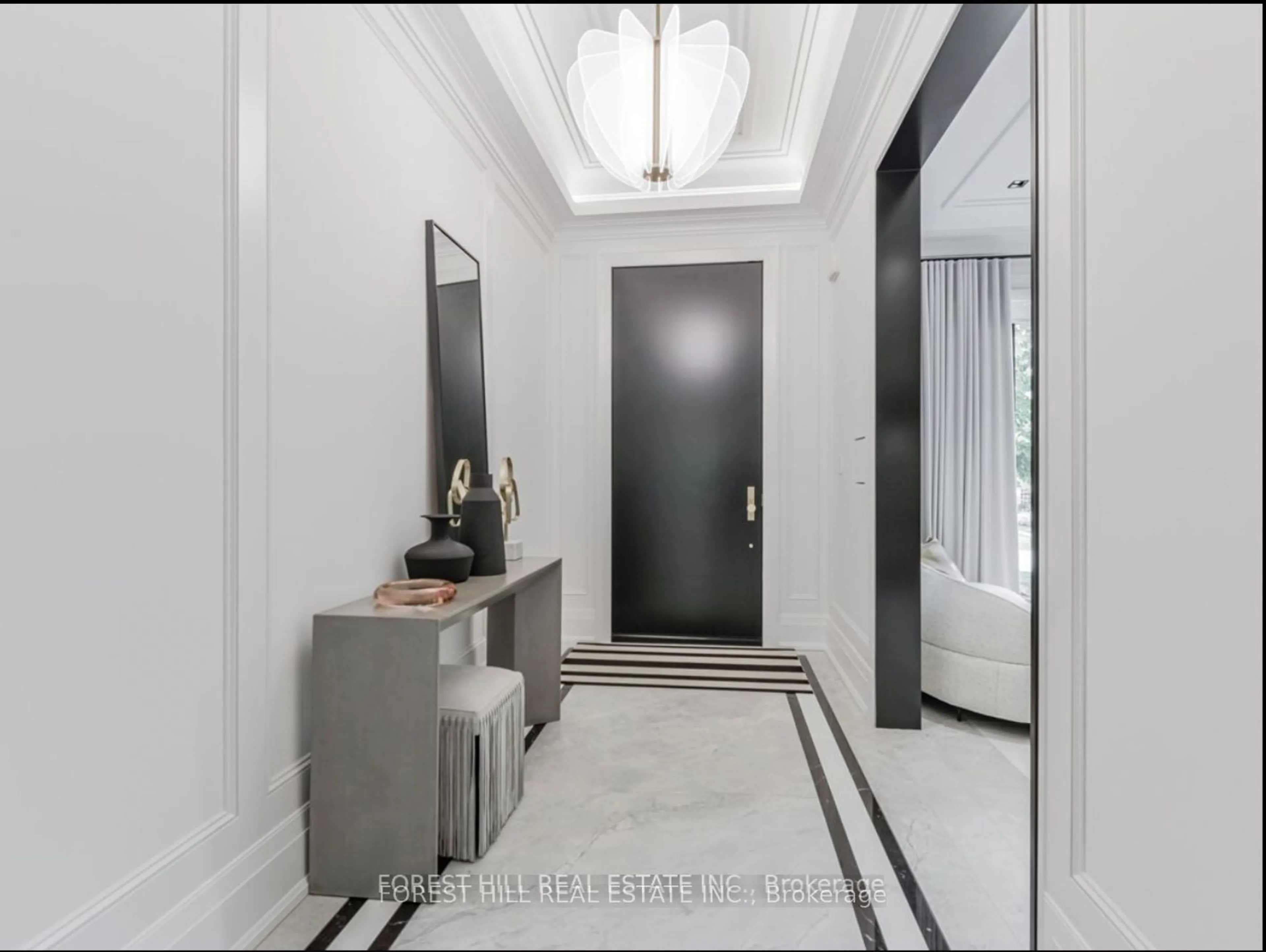 Indoor entryway for 227 Strathallan Wood, Toronto Ontario M5N 1T5