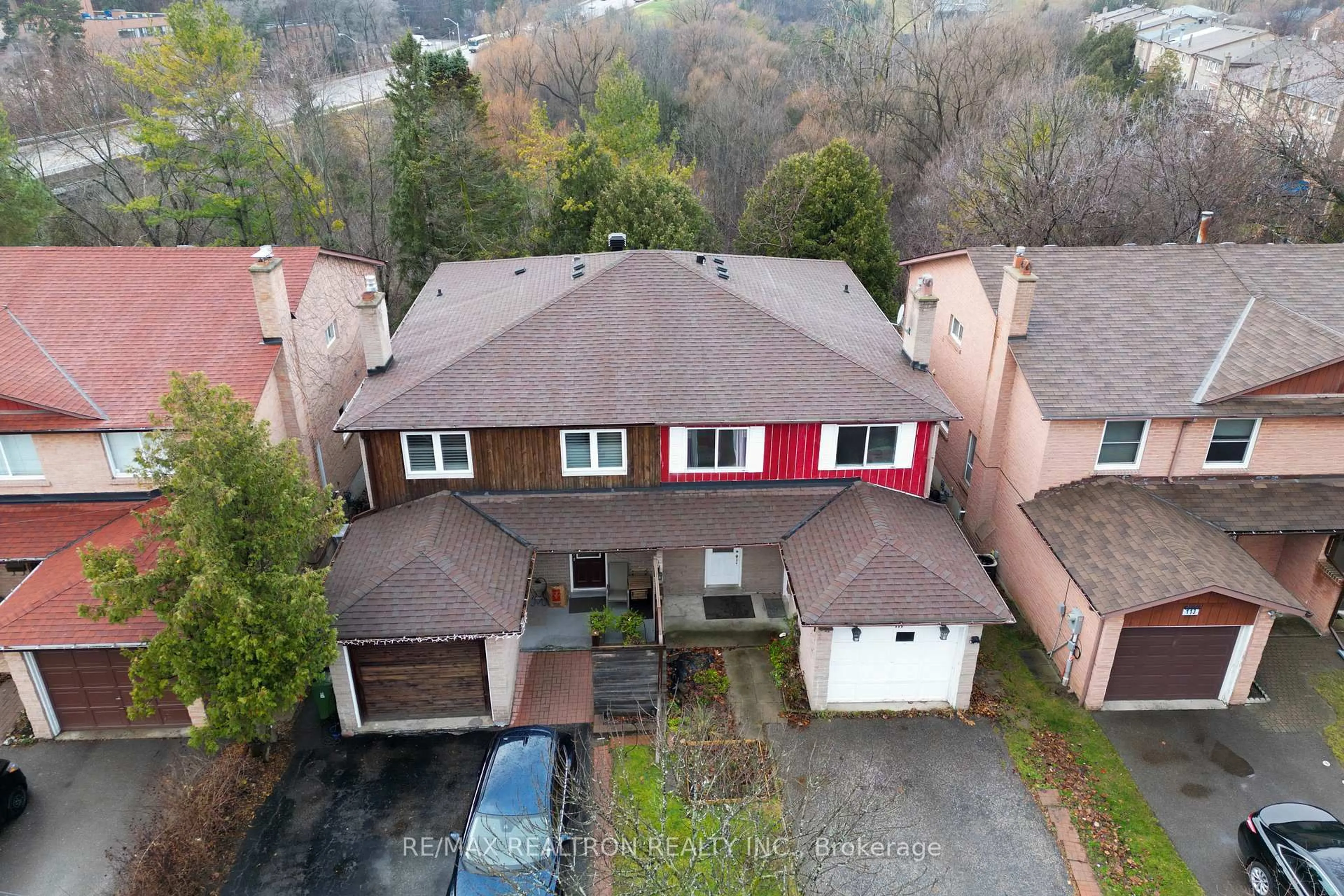 A pic from outside/outdoor area/front of a property/back of a property/a pic from drone, street for 111 Robert Hicks Dr, Toronto Ontario M2R 3R2