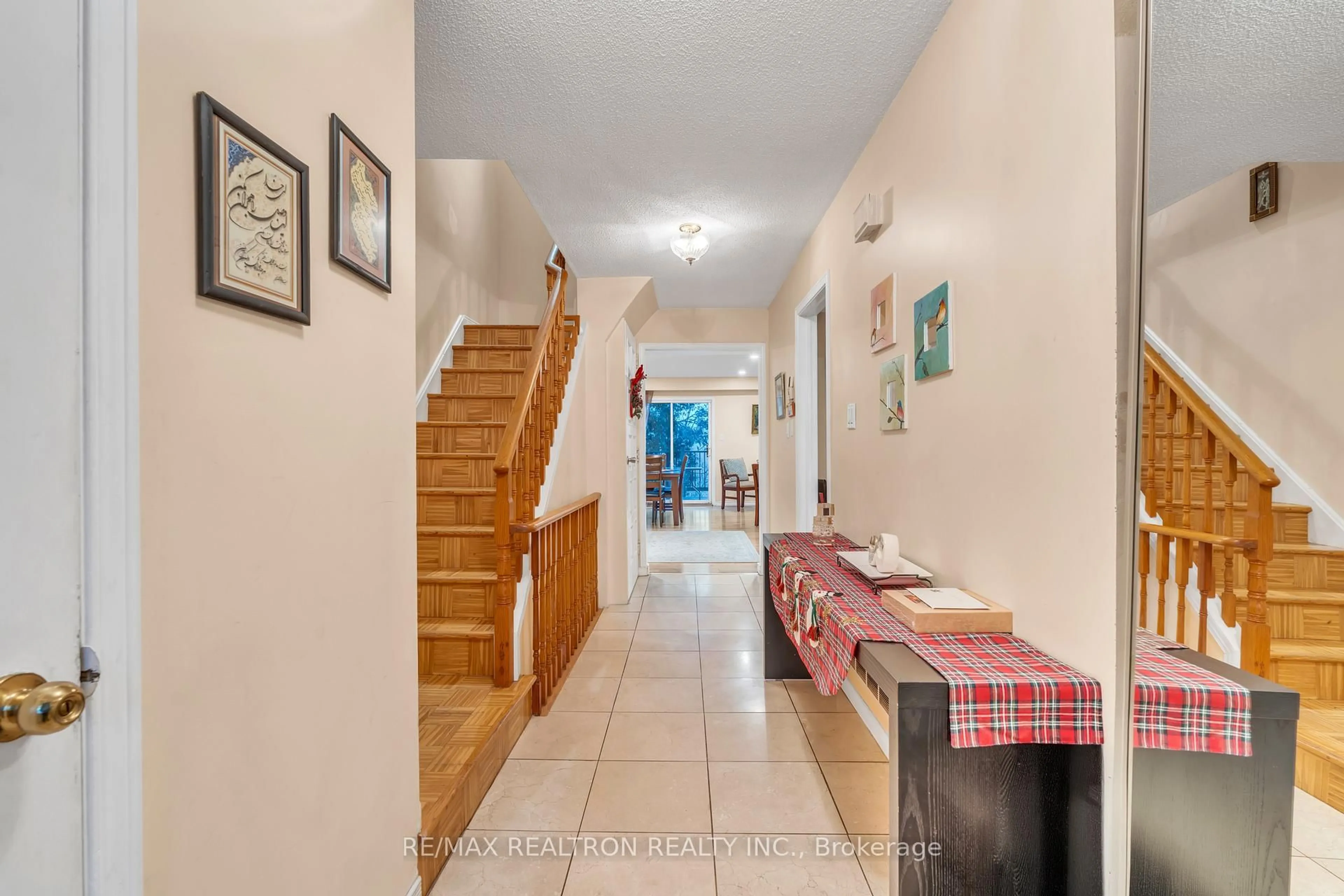 Indoor foyer for 111 Robert Hicks Dr, Toronto Ontario M2R 3R2