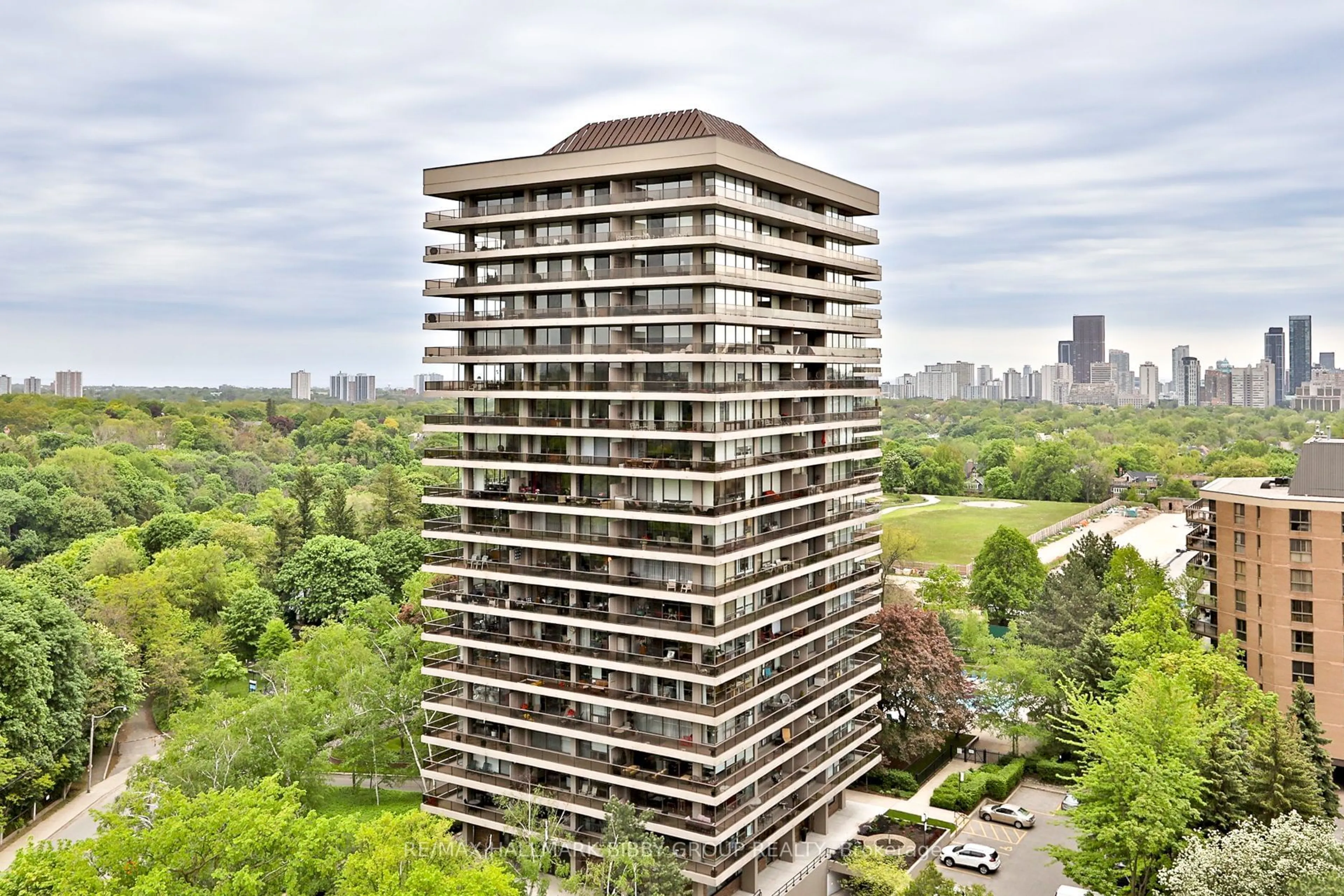 A pic from outside/outdoor area/front of a property/back of a property/a pic from drone, city buildings view from balcony for 20 Avoca Ave #601, Toronto Ontario M4T 2B8