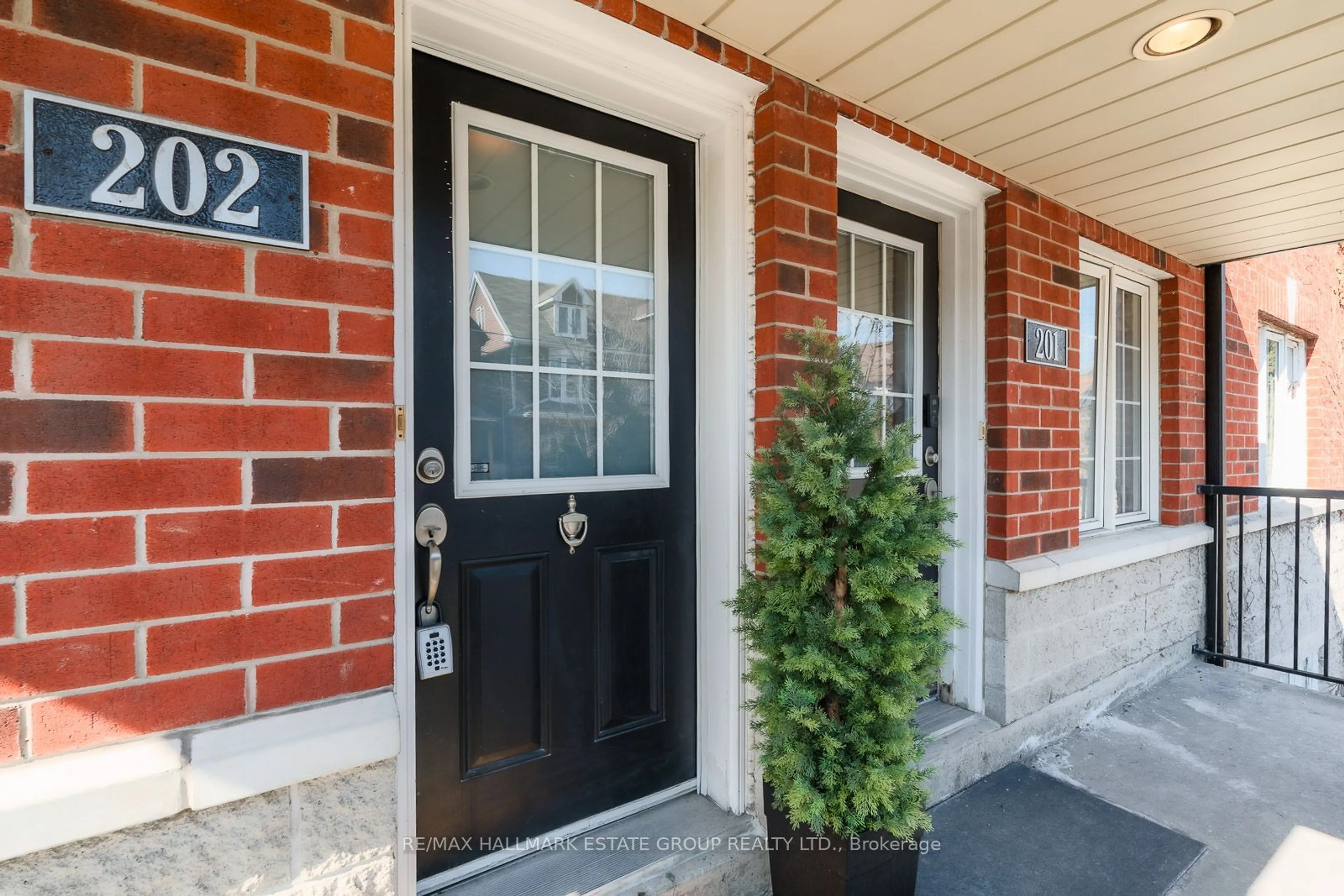 Indoor entryway for 262 St Helens Ave #202, Toronto Ontario M6H 4A4