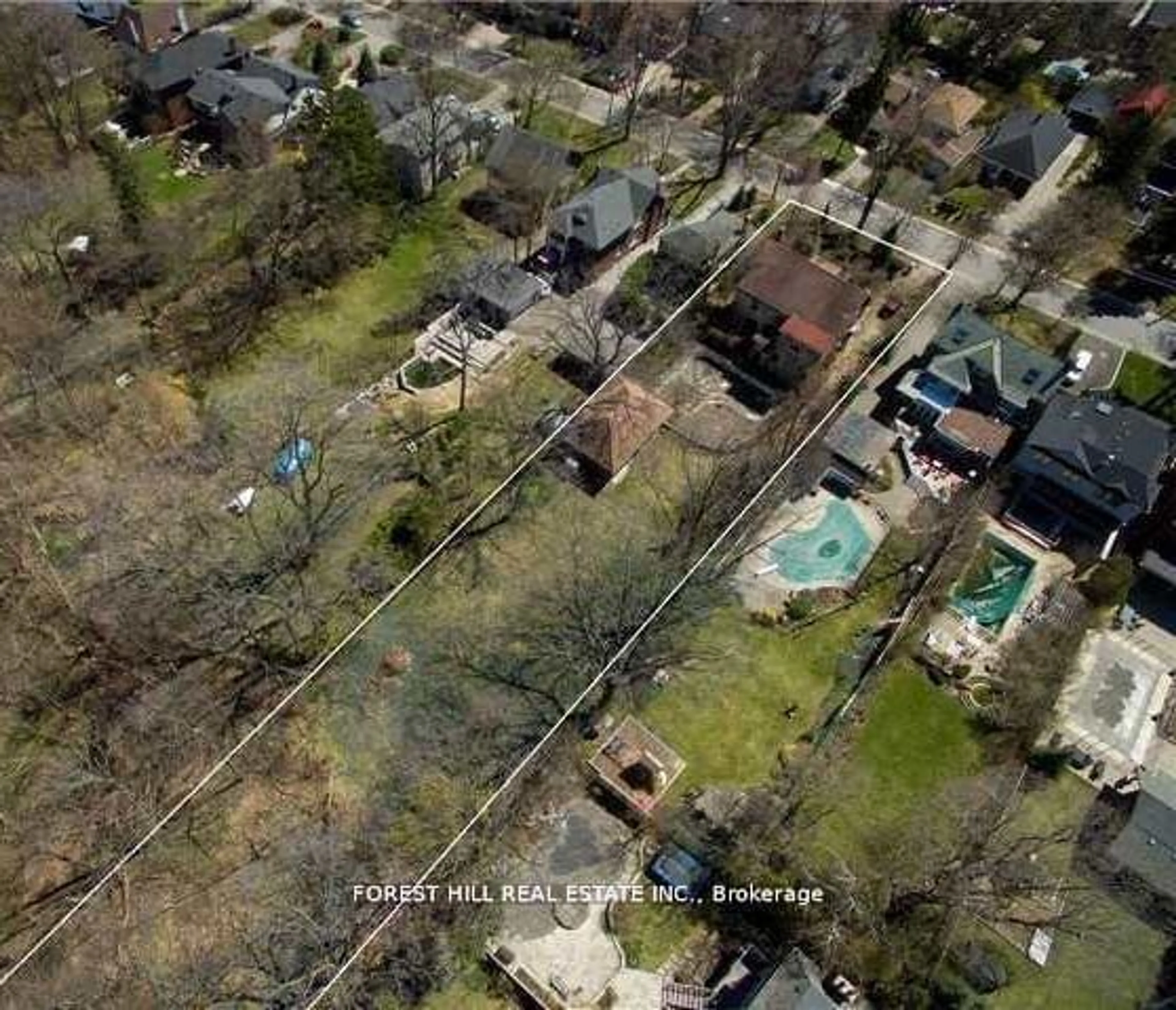 A pic from outside/outdoor area/front of a property/back of a property/a pic from drone, street for 132 Blythwood Rd, Toronto Ontario M4N 1A4