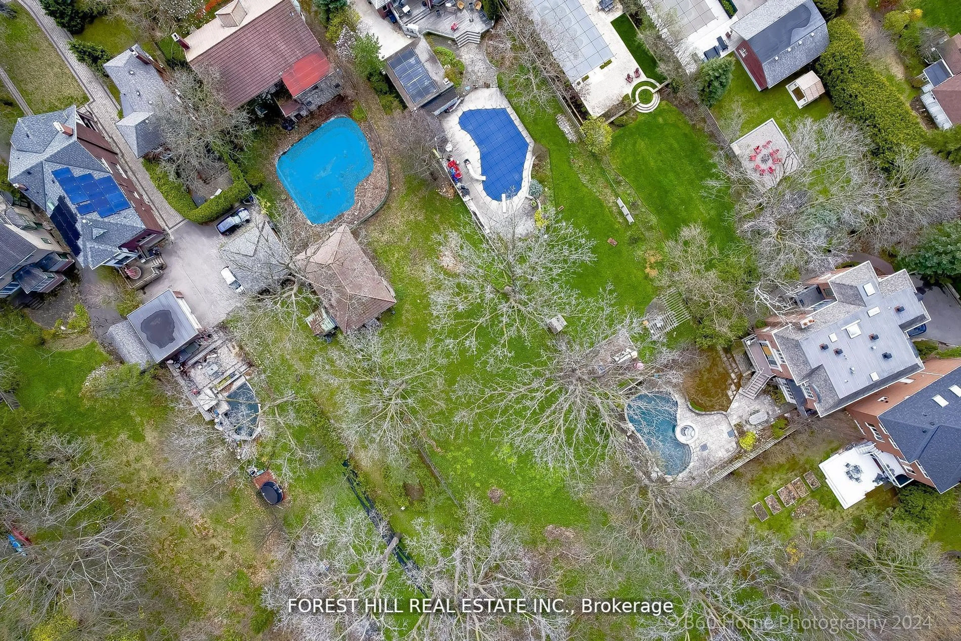 A pic from outside/outdoor area/front of a property/back of a property/a pic from drone, street for 132 Blythwood Rd, Toronto Ontario M4N 1A4