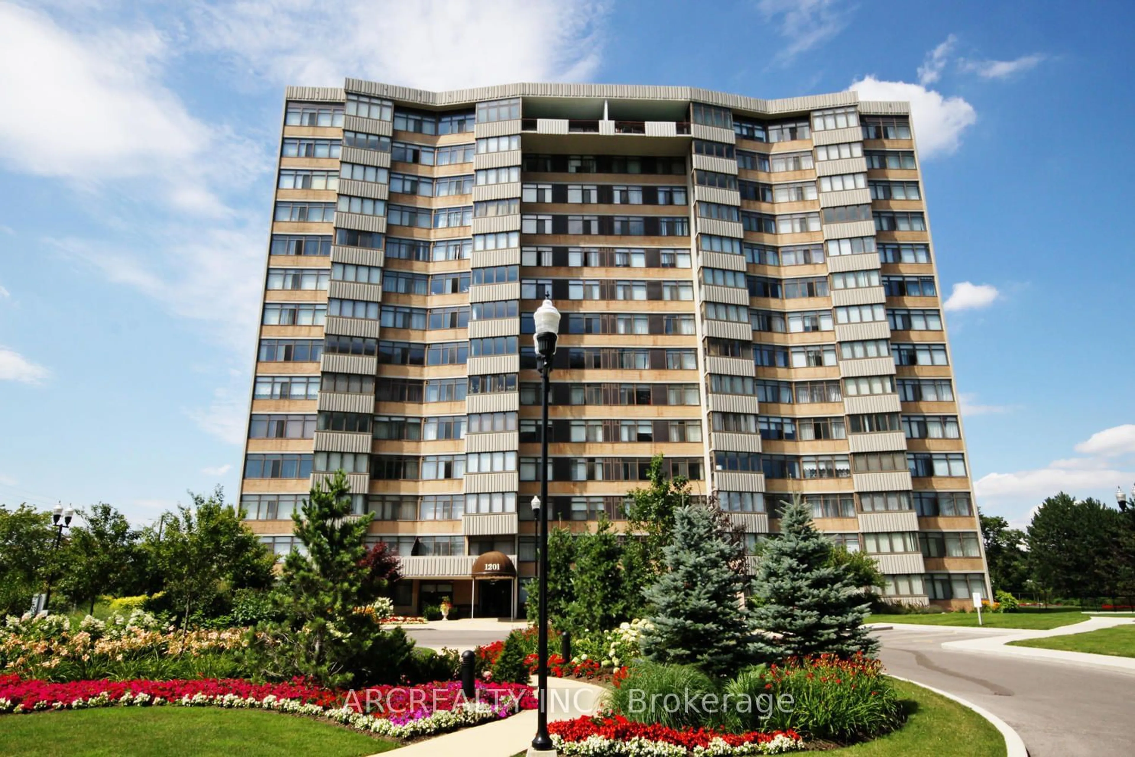 Indoor foyer for 1201 Steeles Ave #1107, Toronto Ontario M2R 3K1