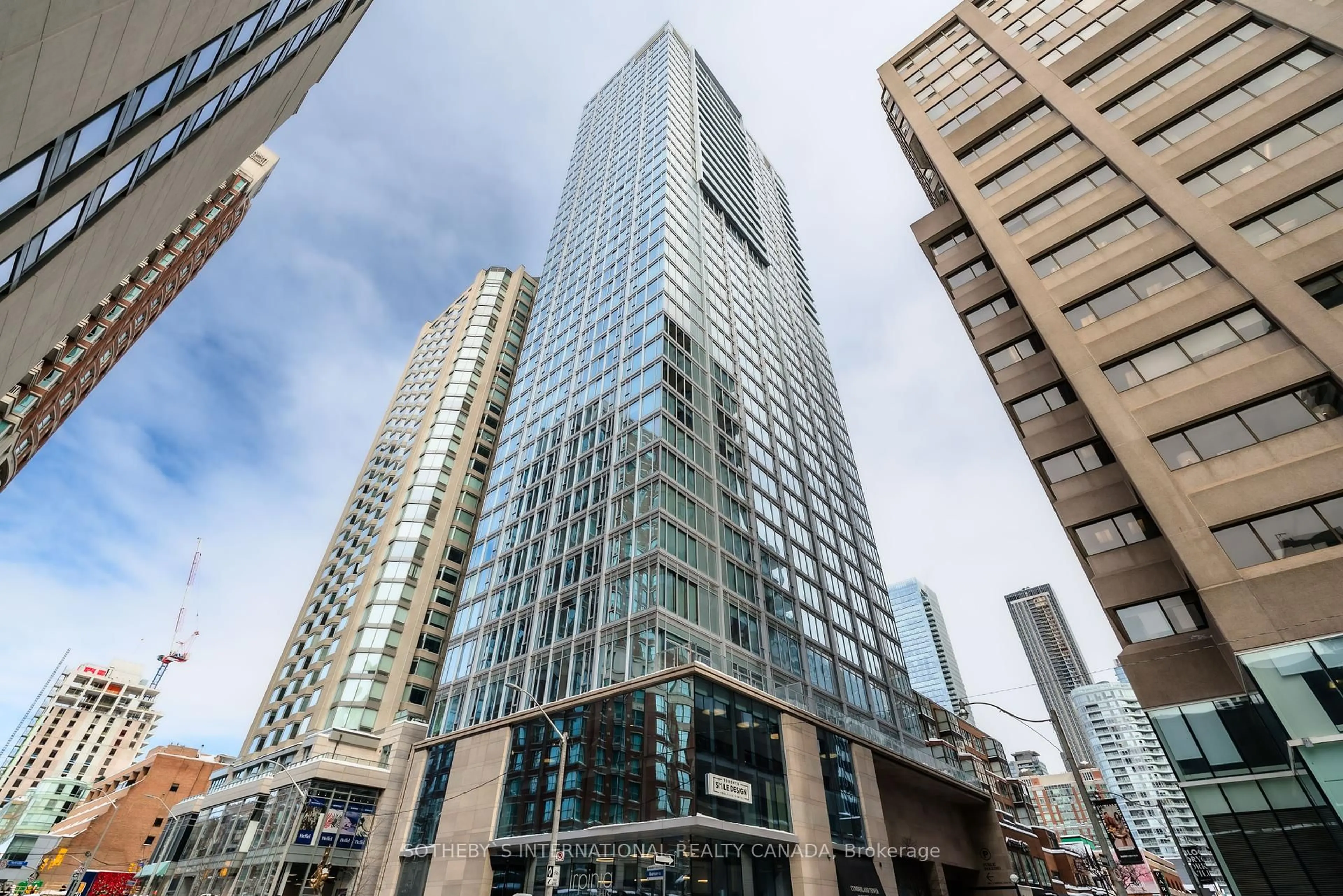 Indoor foyer for 200 Cumberland St #3001, Toronto Ontario M5R 0B7