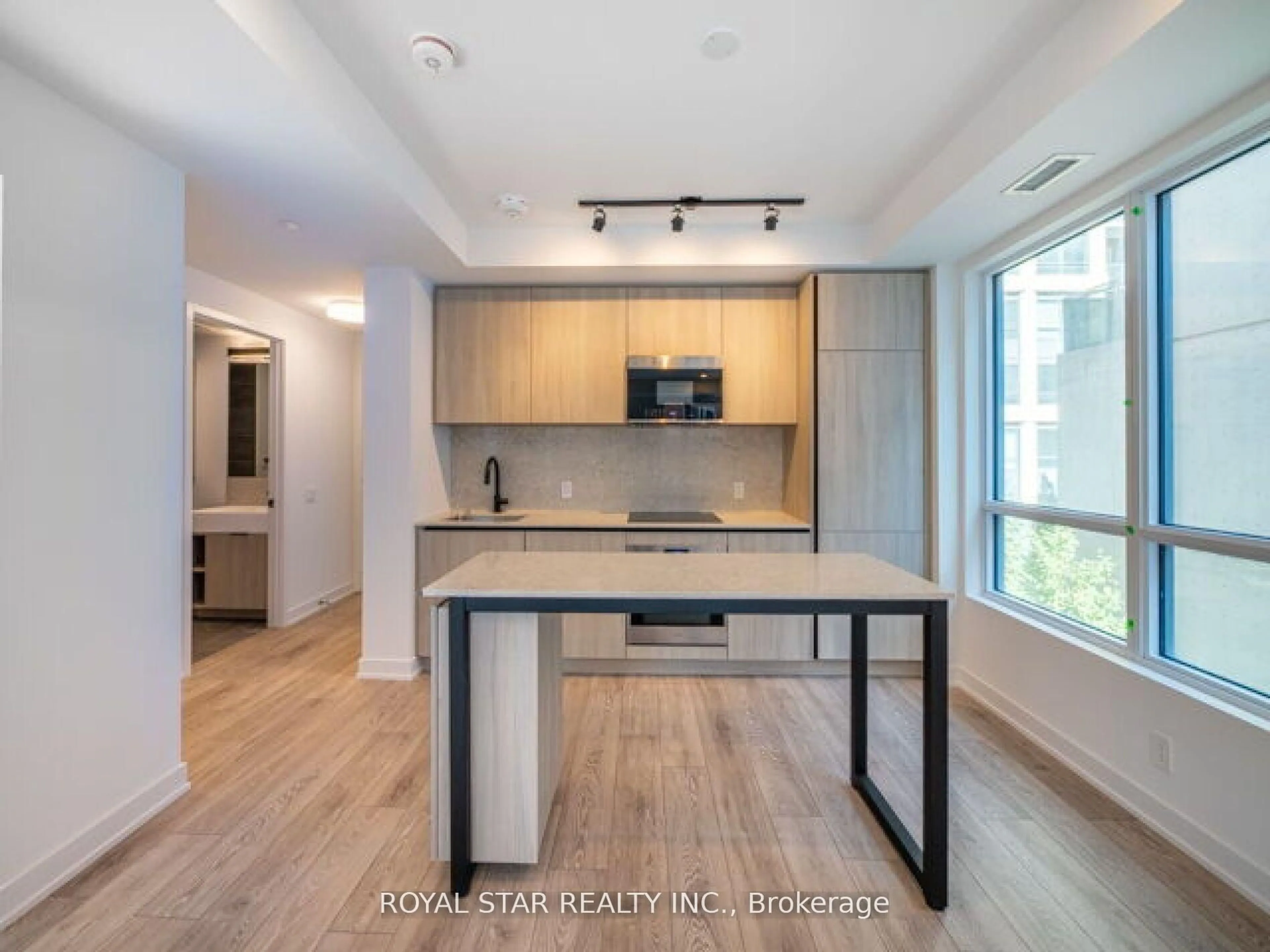 Open concept kitchen, wood/laminate floor for 108 Peter St #518, Toronto Ontario M5V 2G7