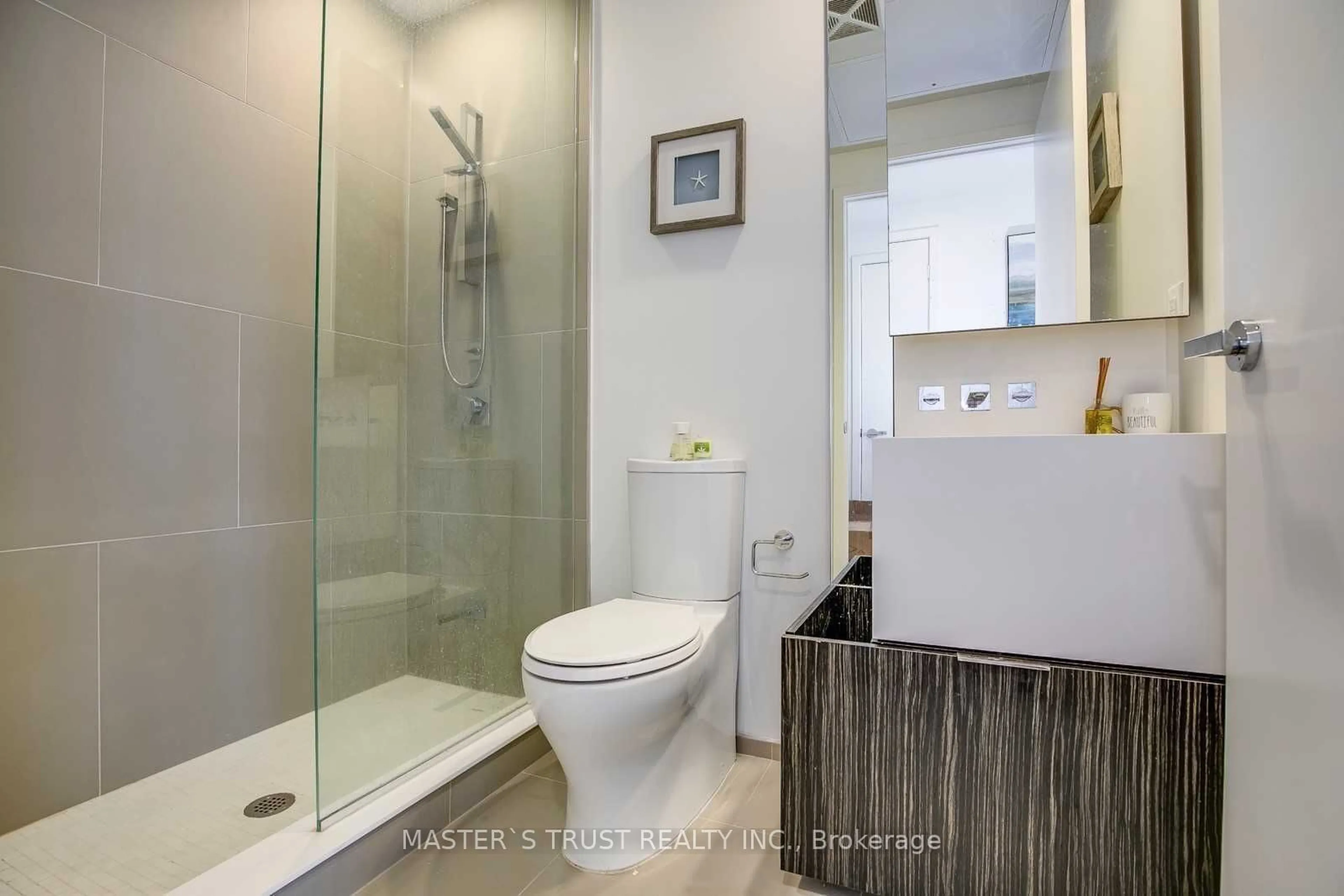 Standard bathroom, ceramic/tile floor for 1 Bloor St #4302, Toronto Ontario M4W 1A9