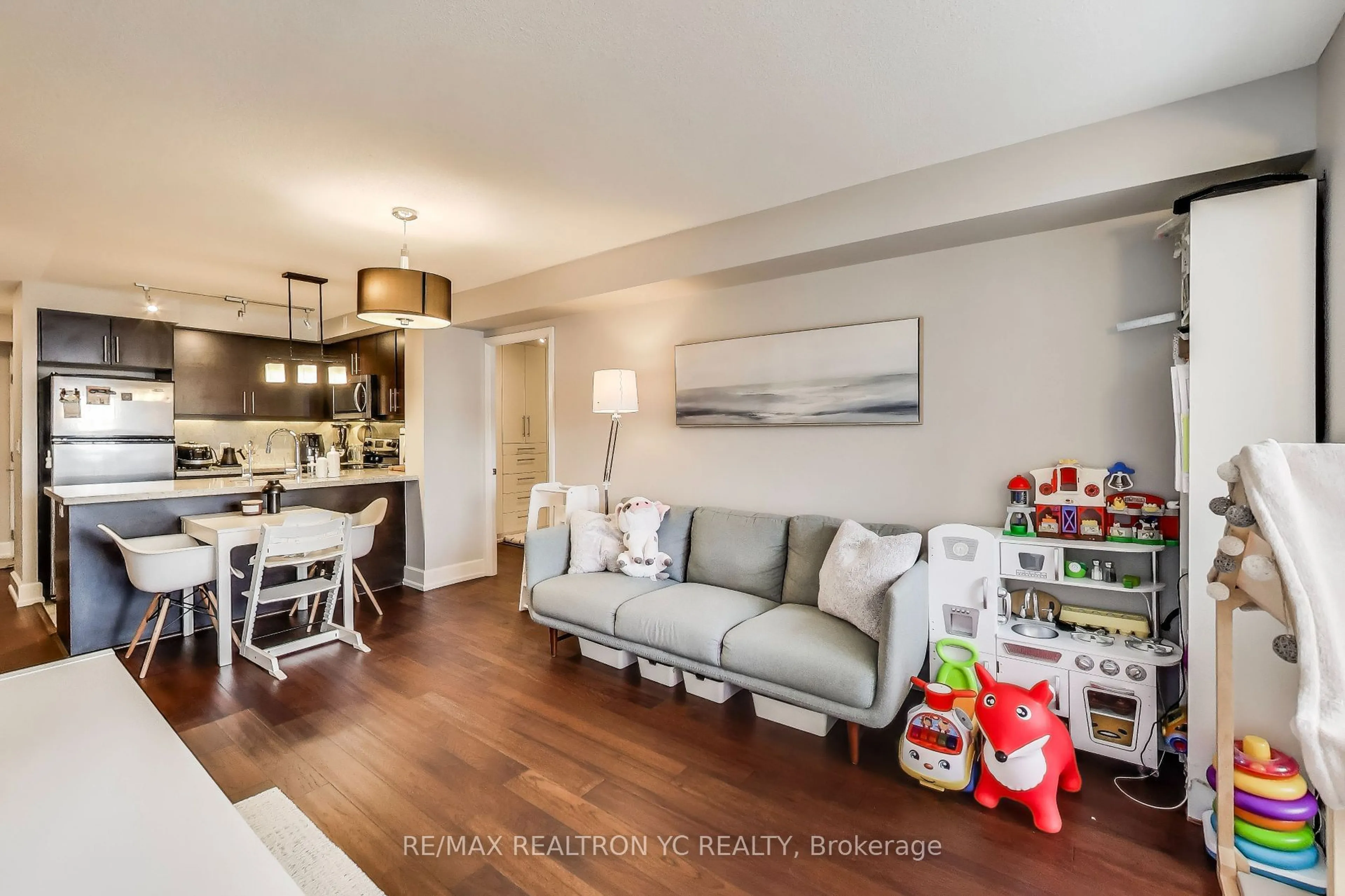 Living room with furniture, wood/laminate floor for 676 Sheppard Ave #415, Toronto Ontario M2K 3E7