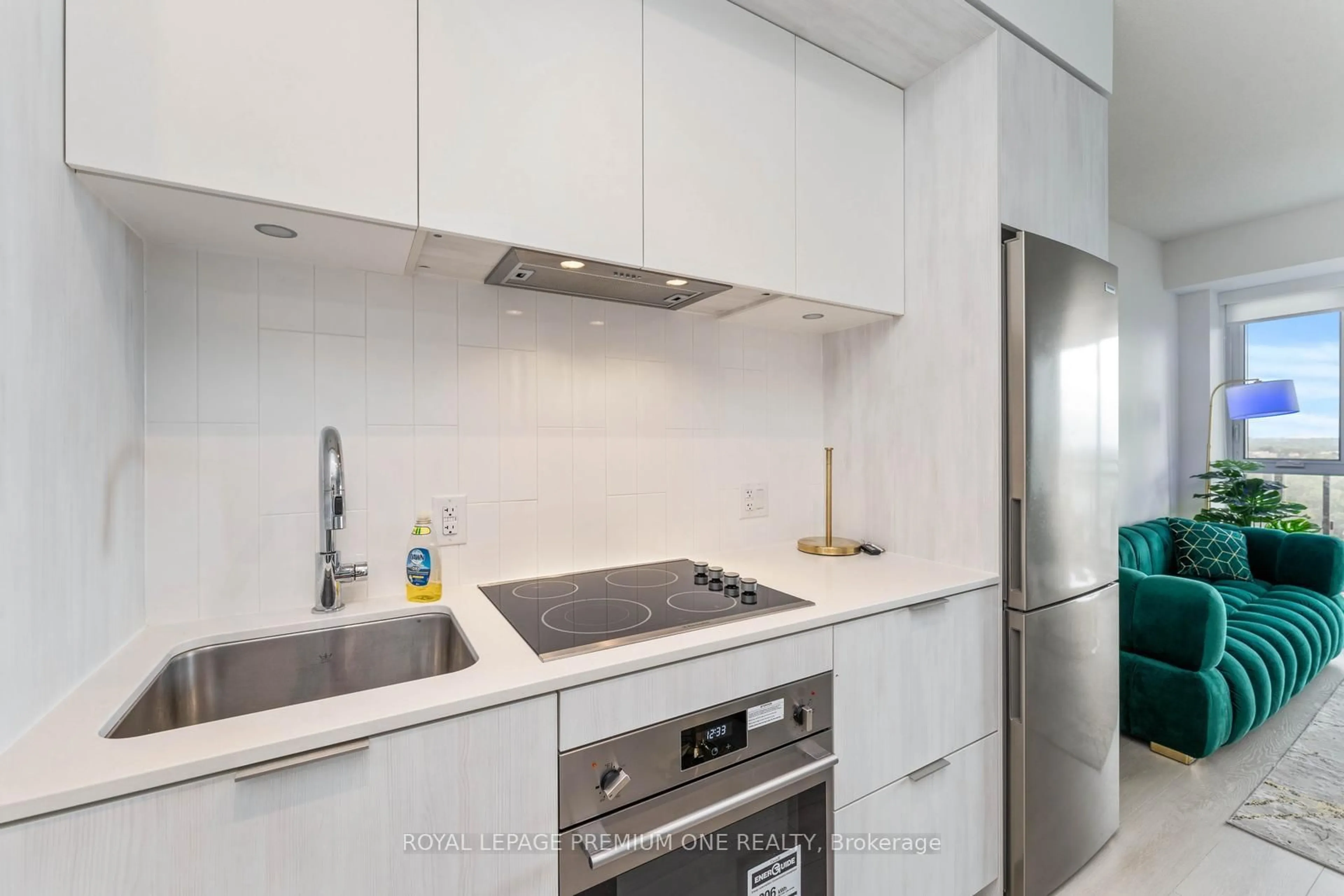 Standard kitchen, unknown for 130 River St #1411, Toronto Ontario M5A 0R8