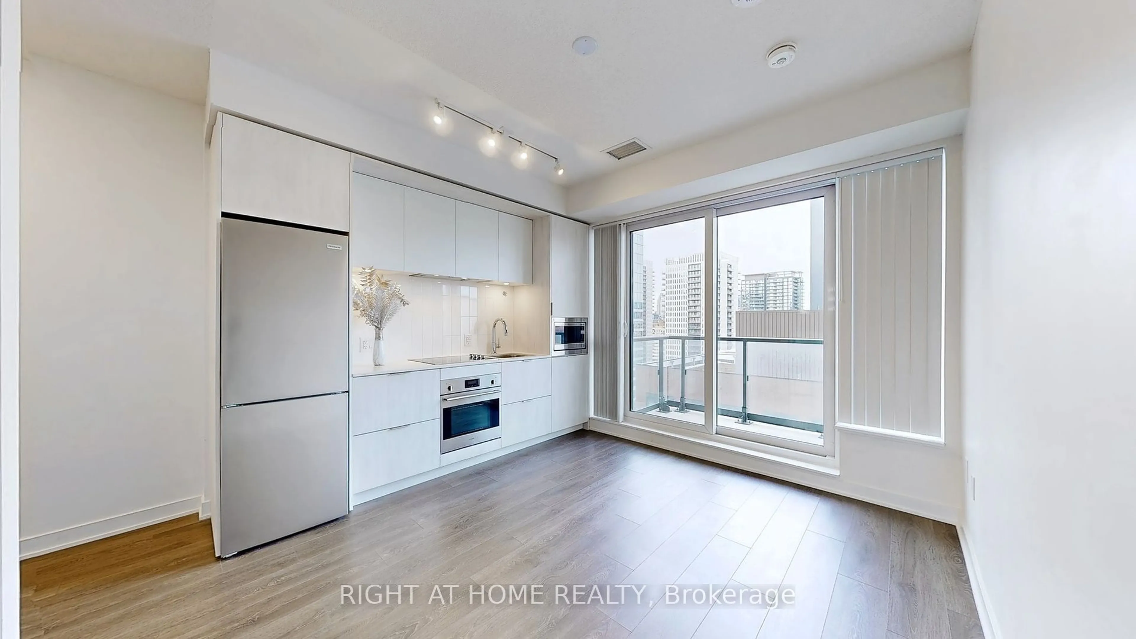 Open concept kitchen, wood/laminate floor for 130 River St #1406, Toronto Ontario M5A 0R8