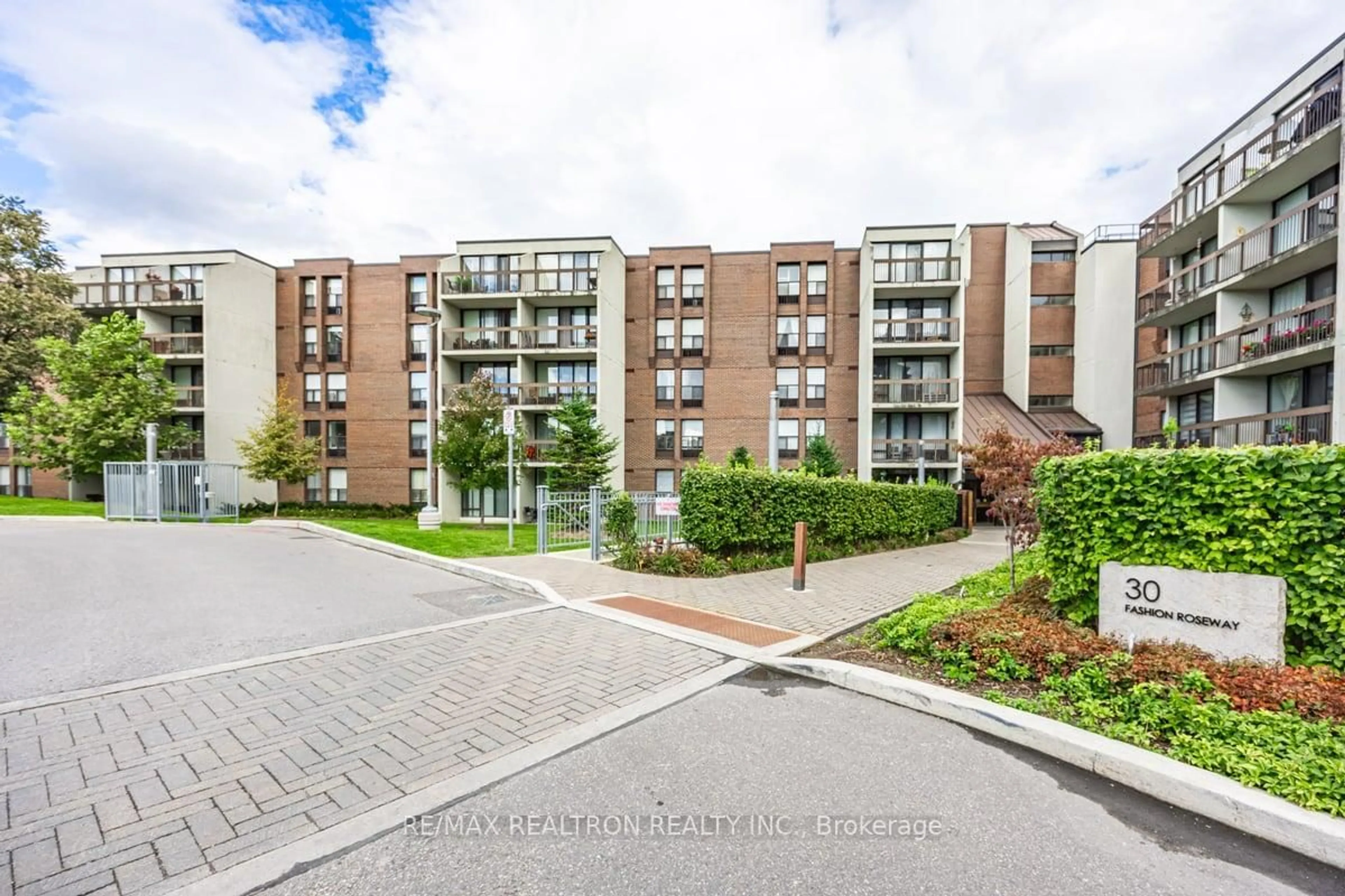 A pic from outside/outdoor area/front of a property/back of a property/a pic from drone, street for 30 Fashion Roseway #518, Toronto Ontario M2N 6B4