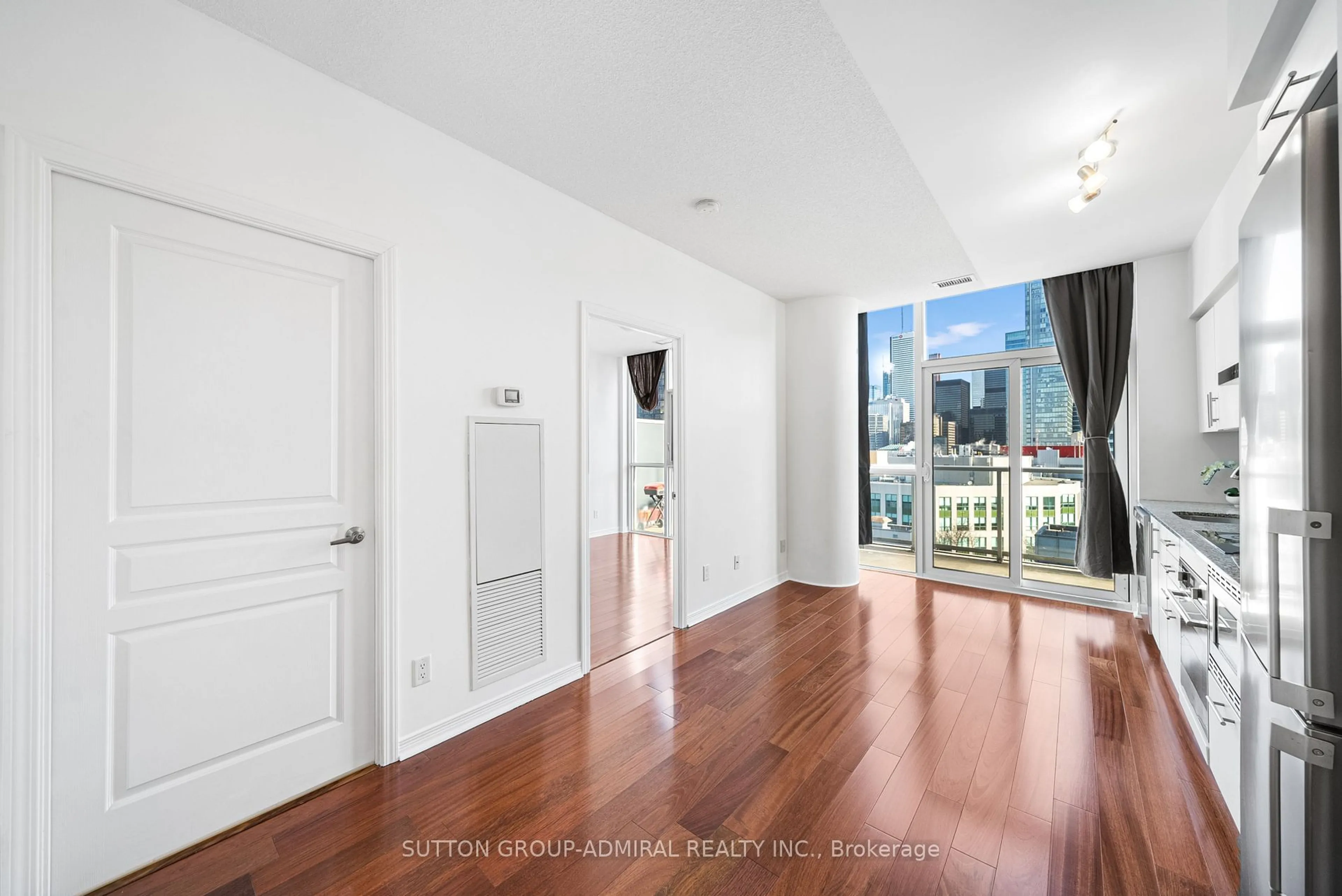 Indoor foyer for 352 Front St #2317, Toronto Ontario M5V 0K3