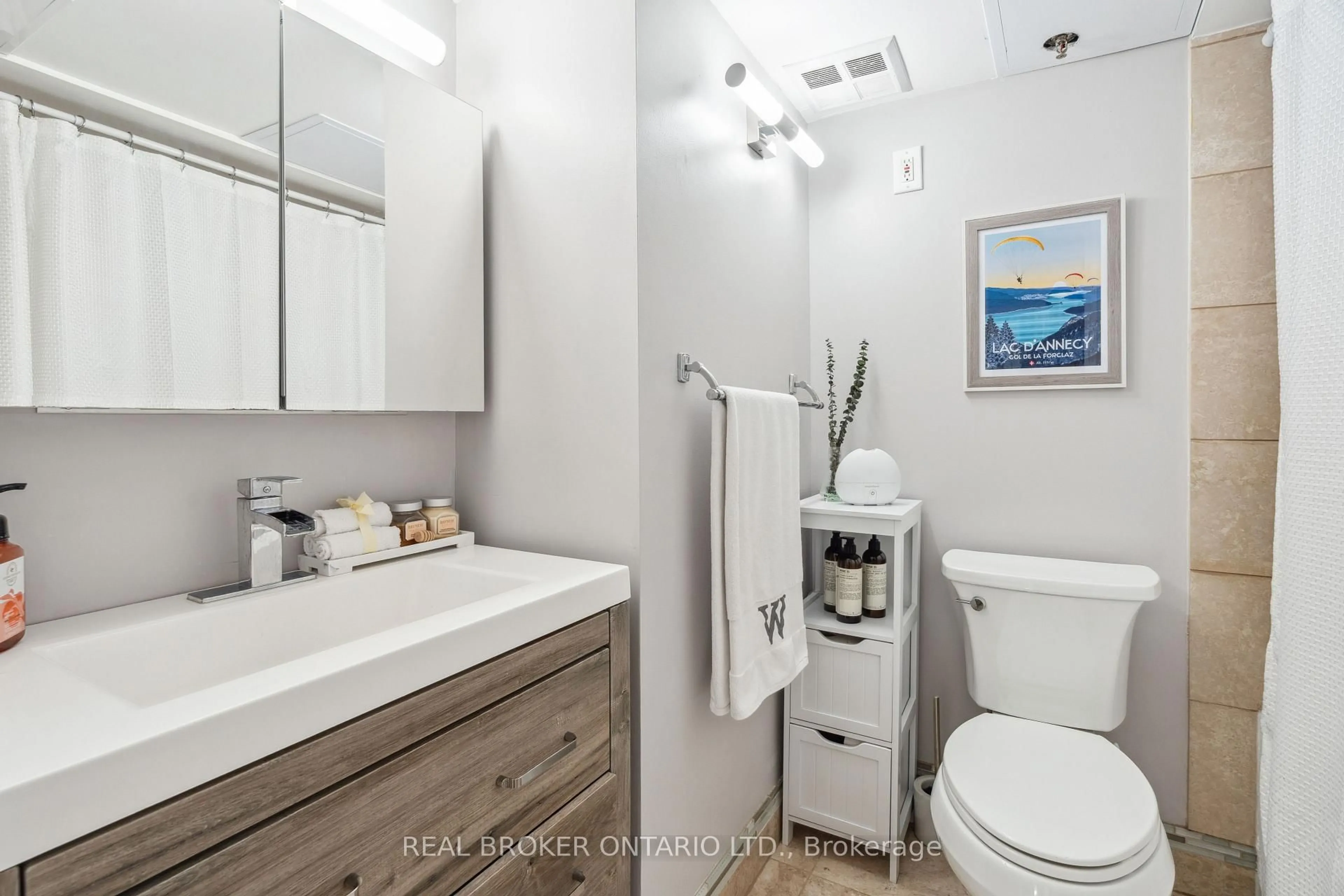 Standard bathroom, ceramic/tile floor for 78 St Patrick St #146, Toronto Ontario M5T 3K8