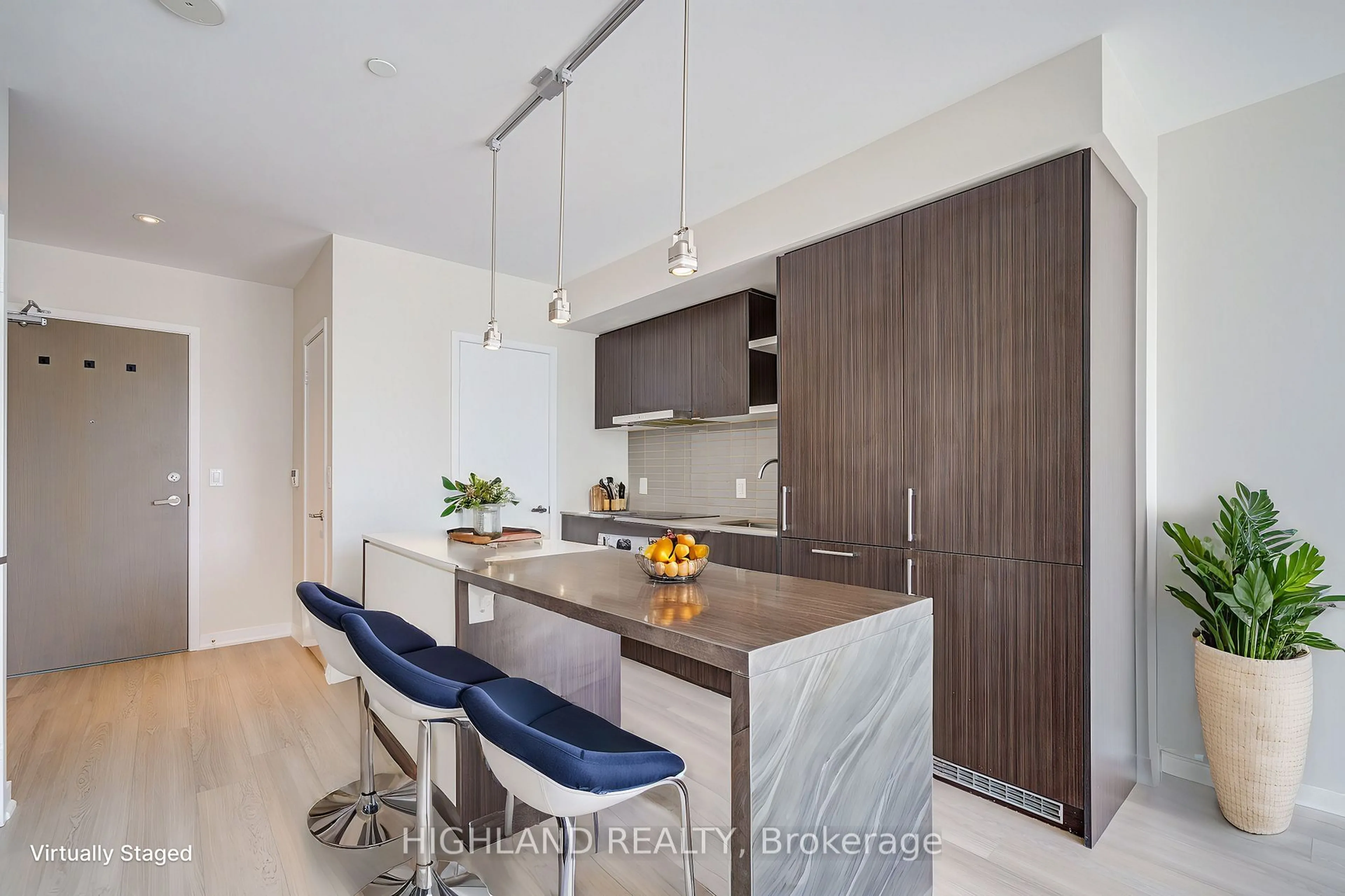 Contemporary kitchen, wood/laminate floor for 100 Harbour St #3909, Toronto Ontario M5J 0B5