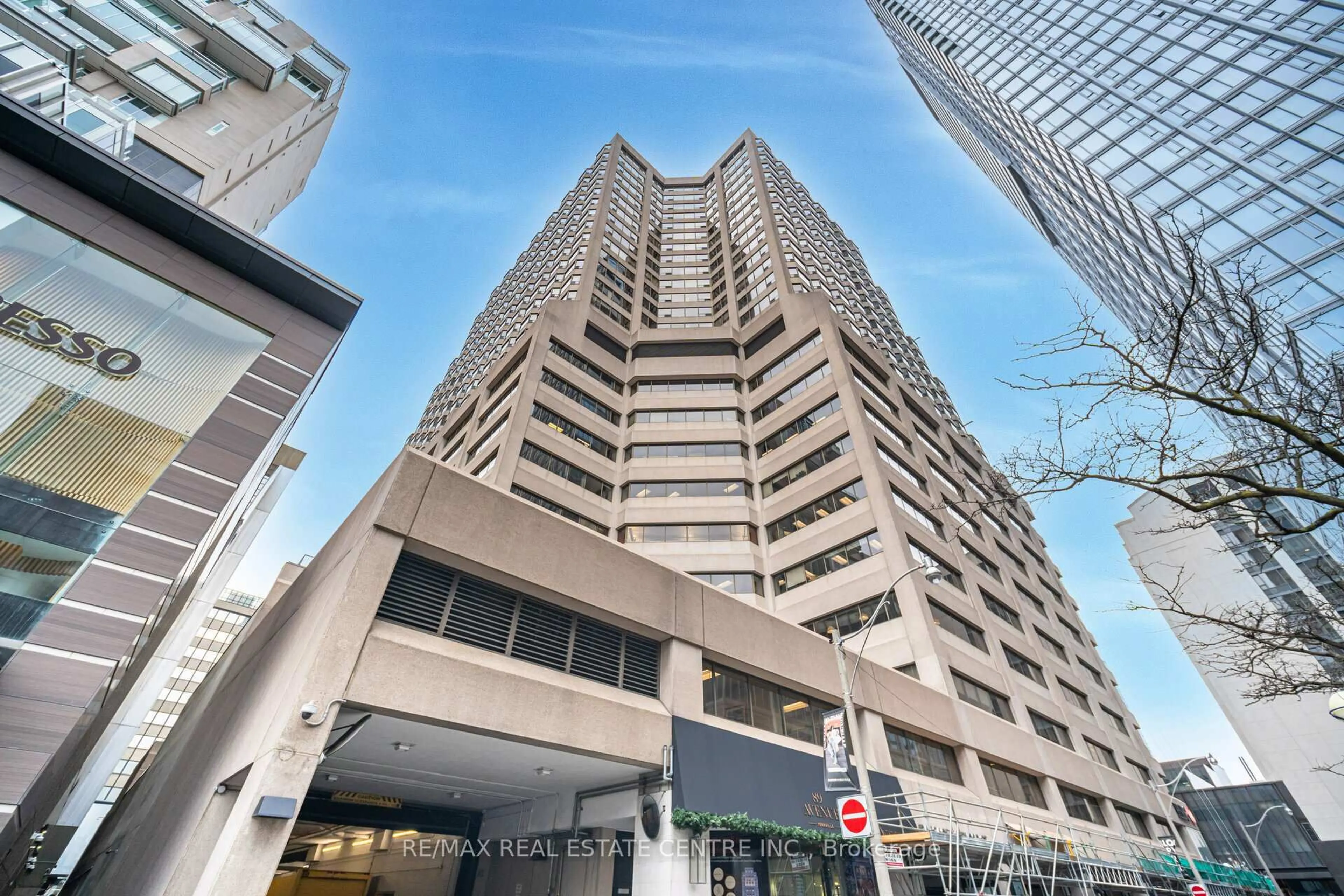 Indoor foyer for 175 Cumberland St #2201, Toronto Ontario M5R 3M9